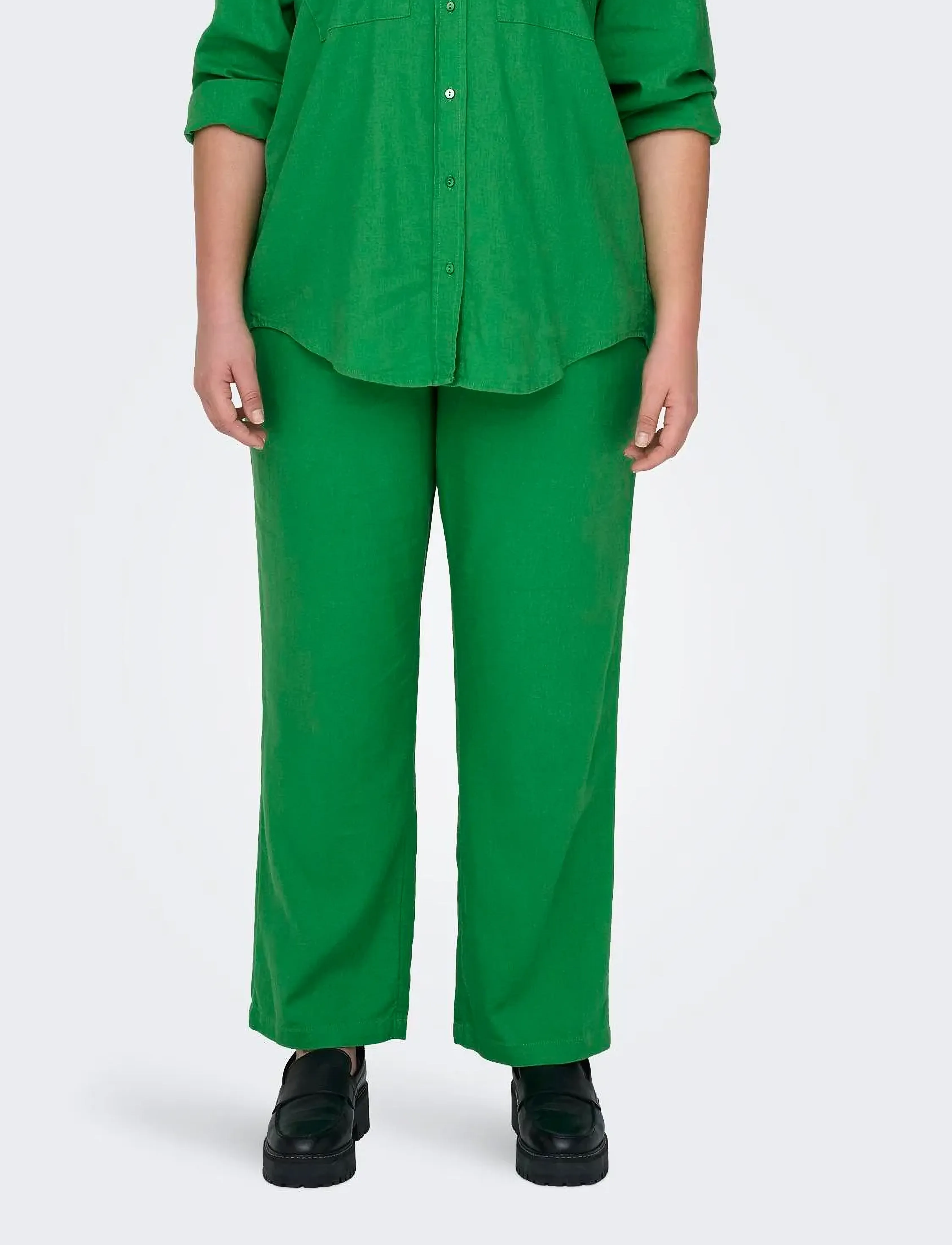 ONLY Carmakoma CARCARO MW LINEN BL PULL-UP PANT TLR - Bukser - GREEN BEE / green