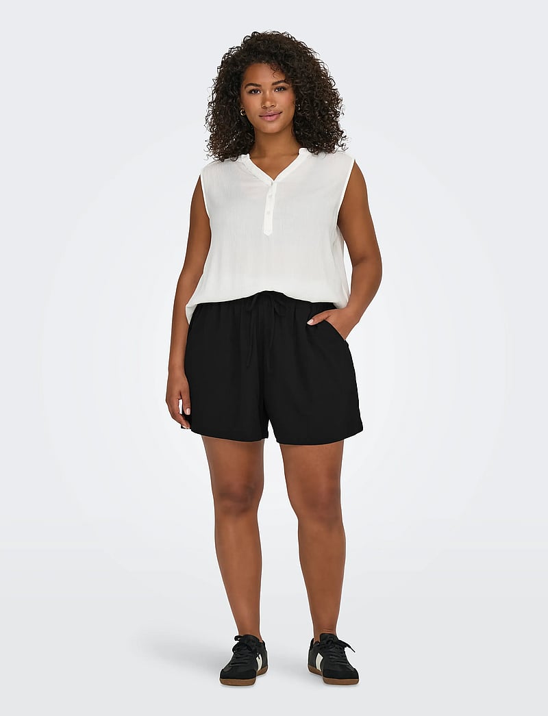 ONLY Carmakoma - CARLUX SHORTS NOOS - casual shorts - black - 4