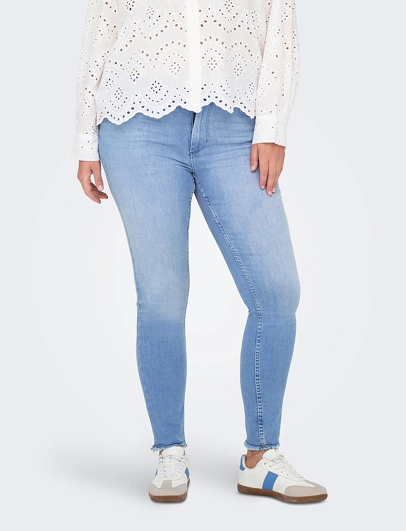 ONLY Carmakoma - CARWILLY REG SK ANK RW REA4348 NOOS - liibuvad teksad - light blue denim - 0