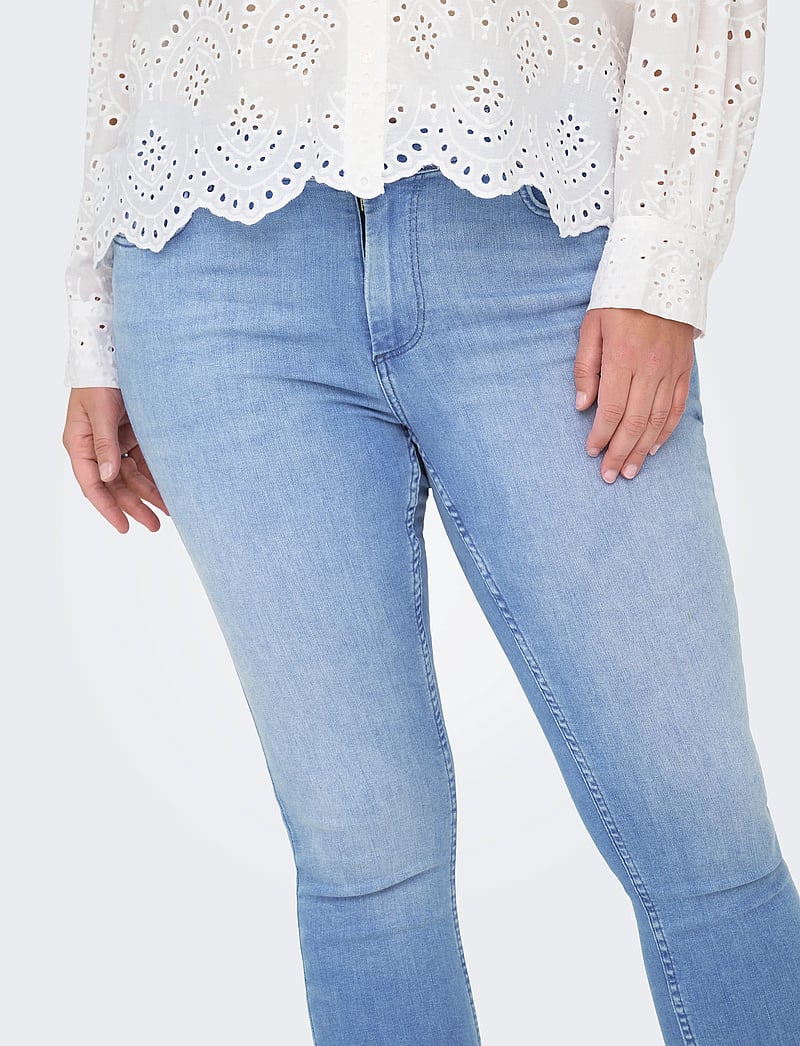 ONLY Carmakoma - CARWILLY REG SK ANK RW REA4348 NOOS - liibuvad teksad - light blue denim - 4