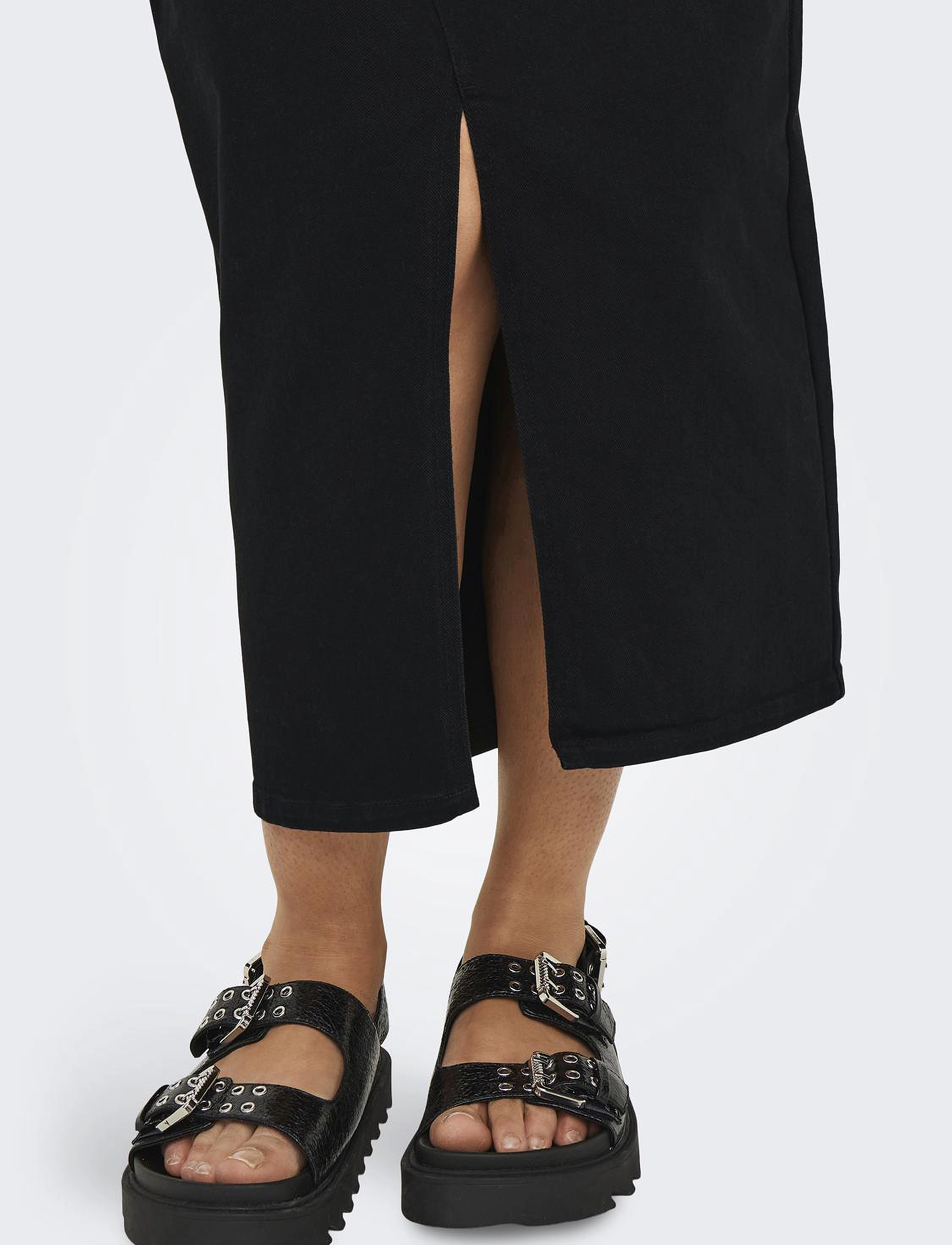 ONLY Carmakoma - CARSIRI FRONT SLIT SKIRT DNM GUA NOOS - denim skirts - black denim - 4