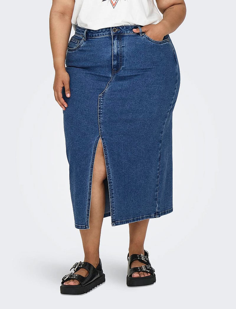 ONLY Carmakoma - CARSIRI FRONT SLIT SKIRT DNM GUA NOOS - denimnederdele - medium blue denim - 0