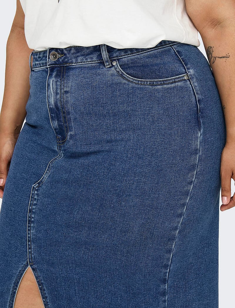 ONLY Carmakoma - CARSIRI FRONT SLIT SKIRT DNM GUA NOOS - denimnederdele - medium blue denim - 4