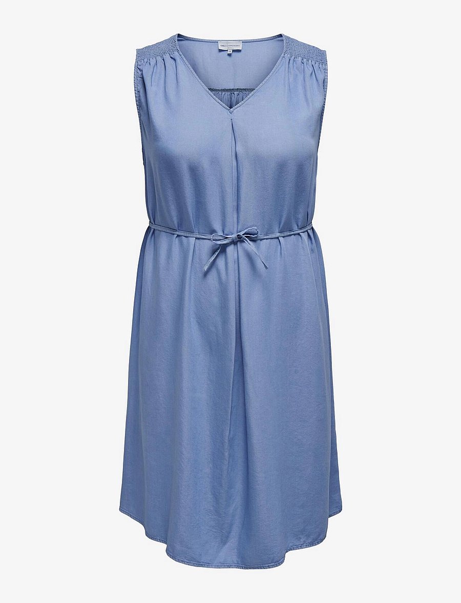 ONLY Carmakoma - CARLAURA SL V-NECK DRESS DNM BIN - robes courtes - medium blue denim - 0