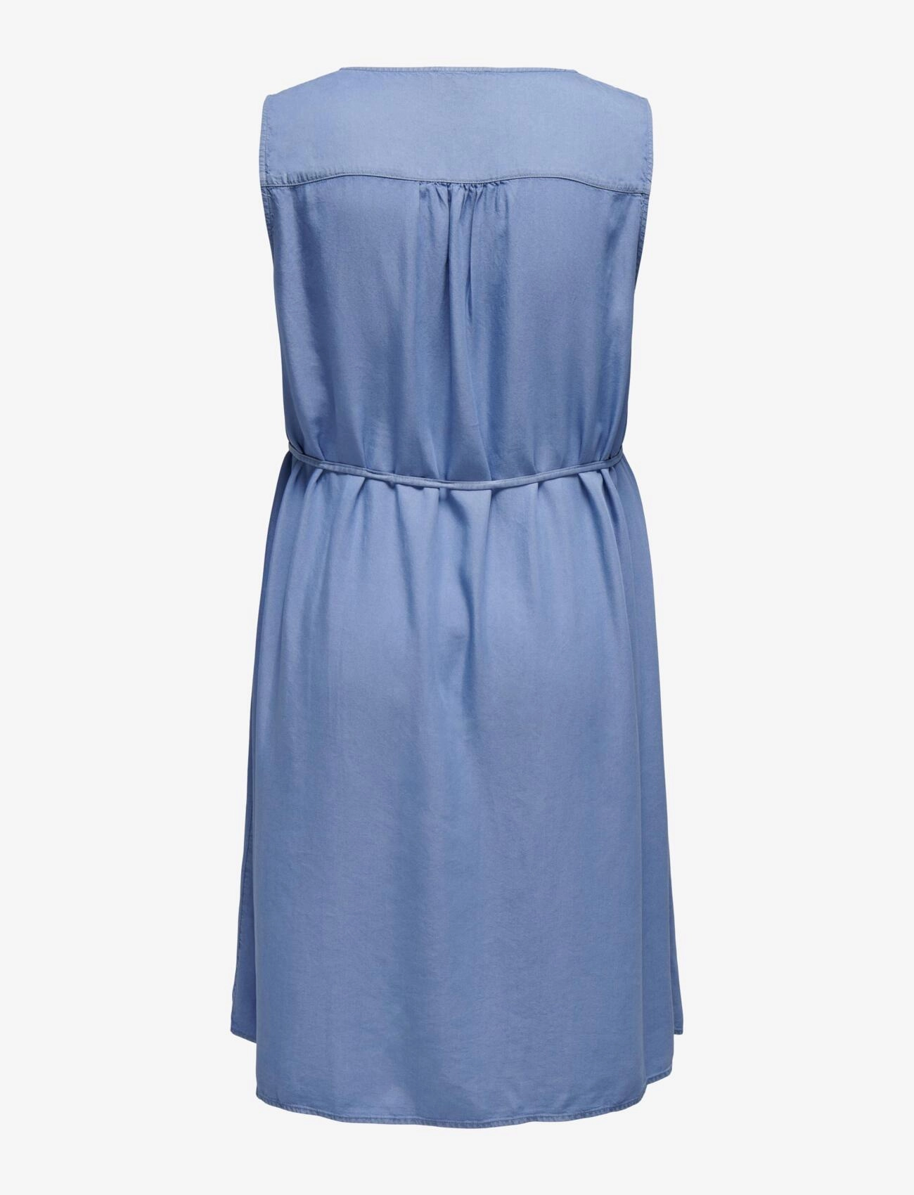ONLY Carmakoma - CARLAURA SL V-NECK DRESS DNM BIN - robes courtes - medium blue denim - 1