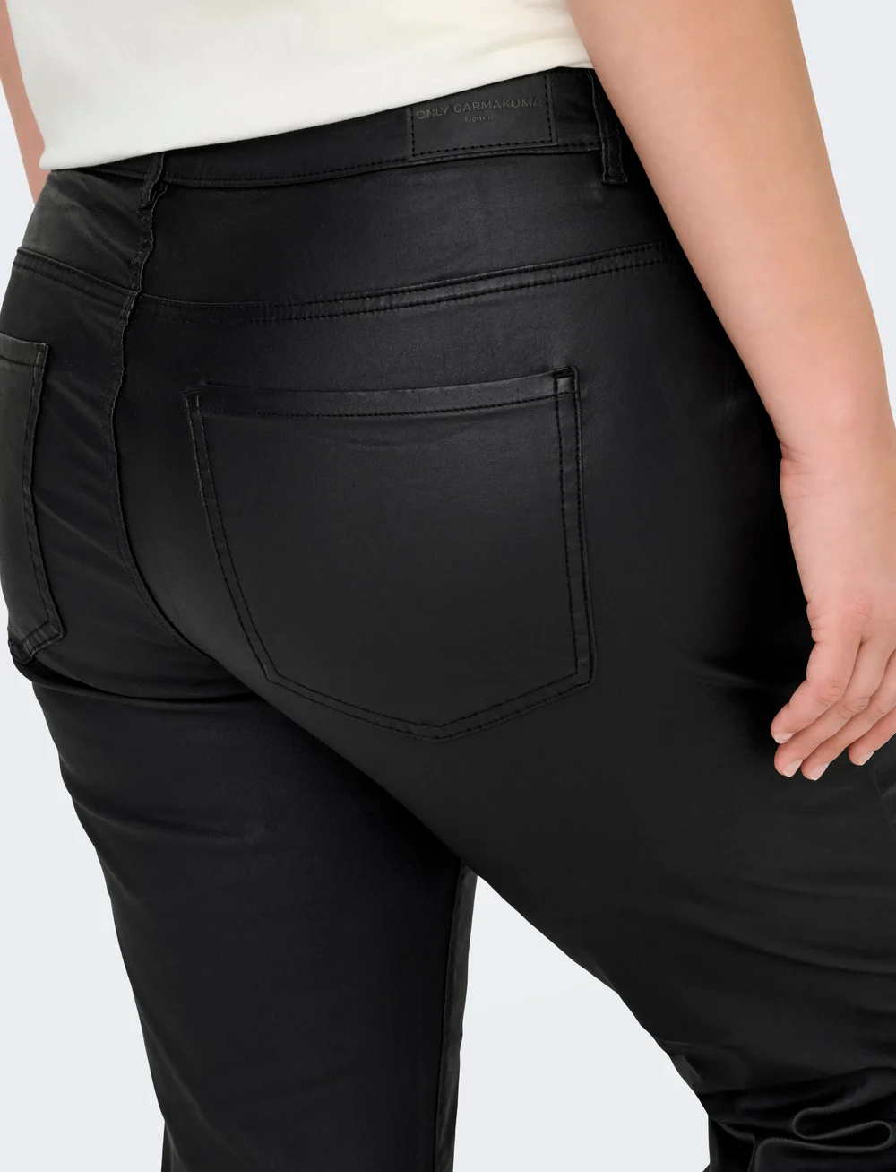 ONLY Carmakoma - CARBLUSH MID FLARED COATED PNT NOOS - schlaghose - black - 4