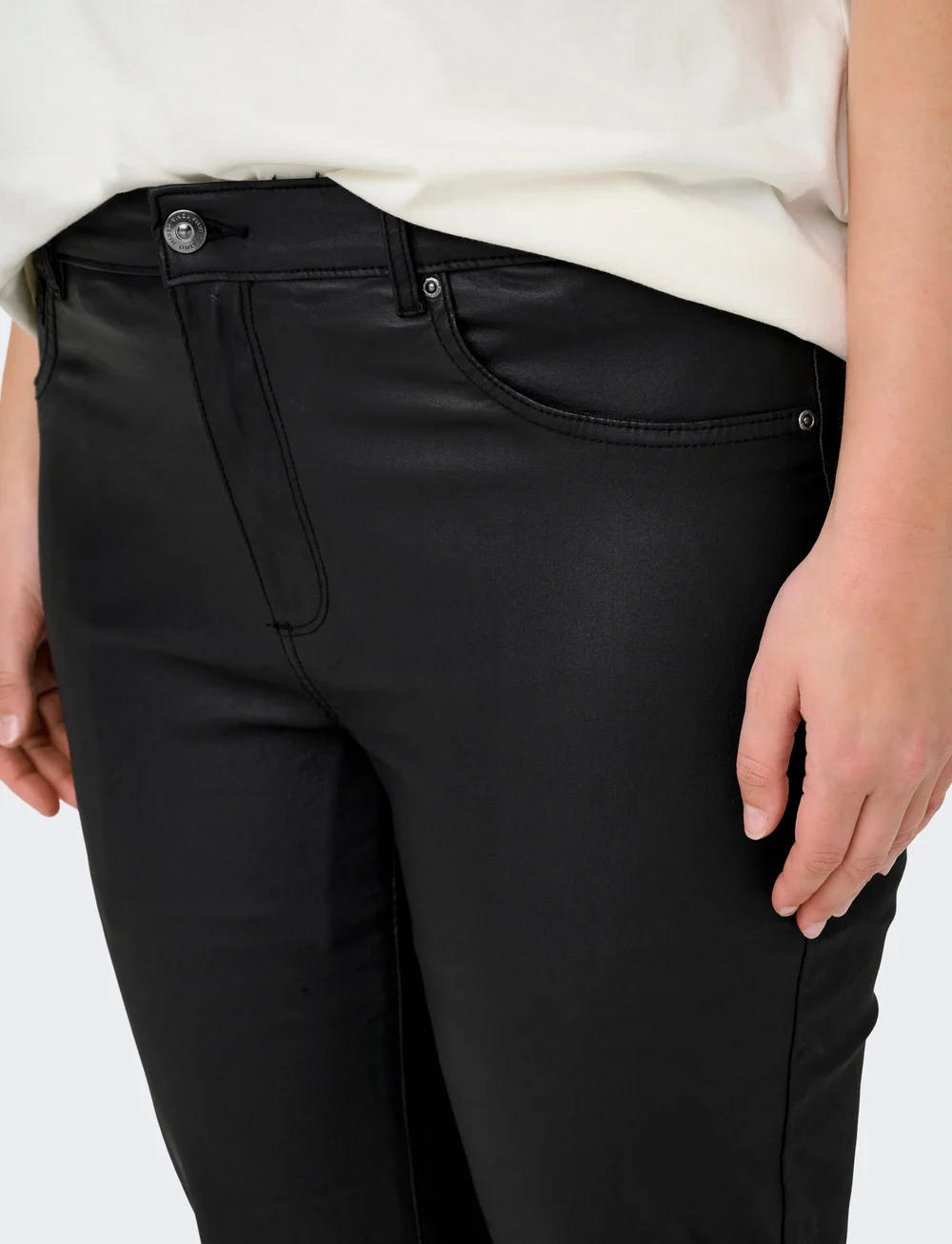 ONLY Carmakoma - CARBLUSH MID FLARED COATED PNT NOOS - schlaghose - black - 5