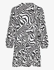 ONLY Carmakoma - CARSEBBIE L/S TUNIC DRESS AOP - marškinių tipo suknelės - birch - 1