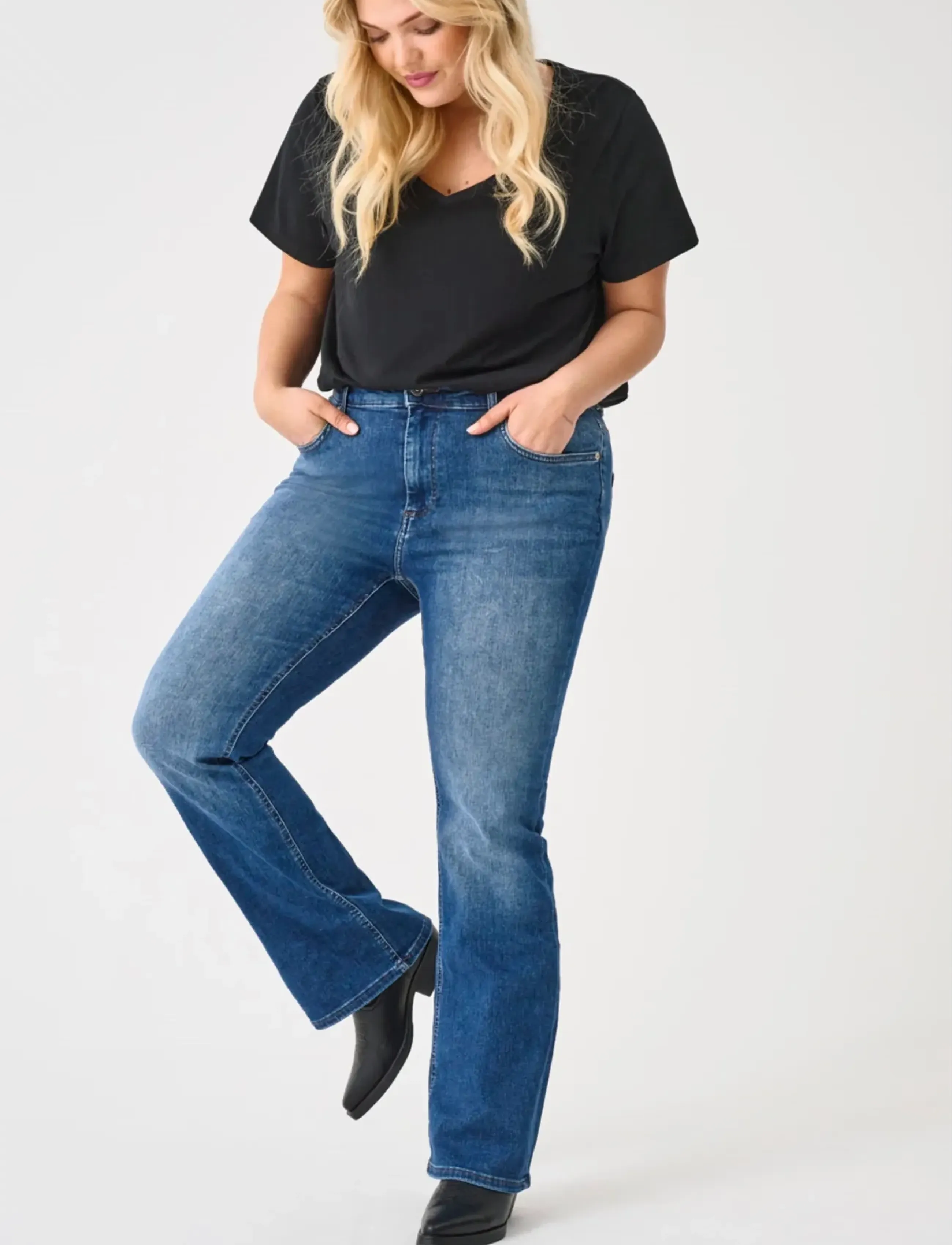 ONLY Carmakoma CARWILLY HW FLARED DNM TAI021 NOOS - Tøj - DARK BLUE DENIM / blue