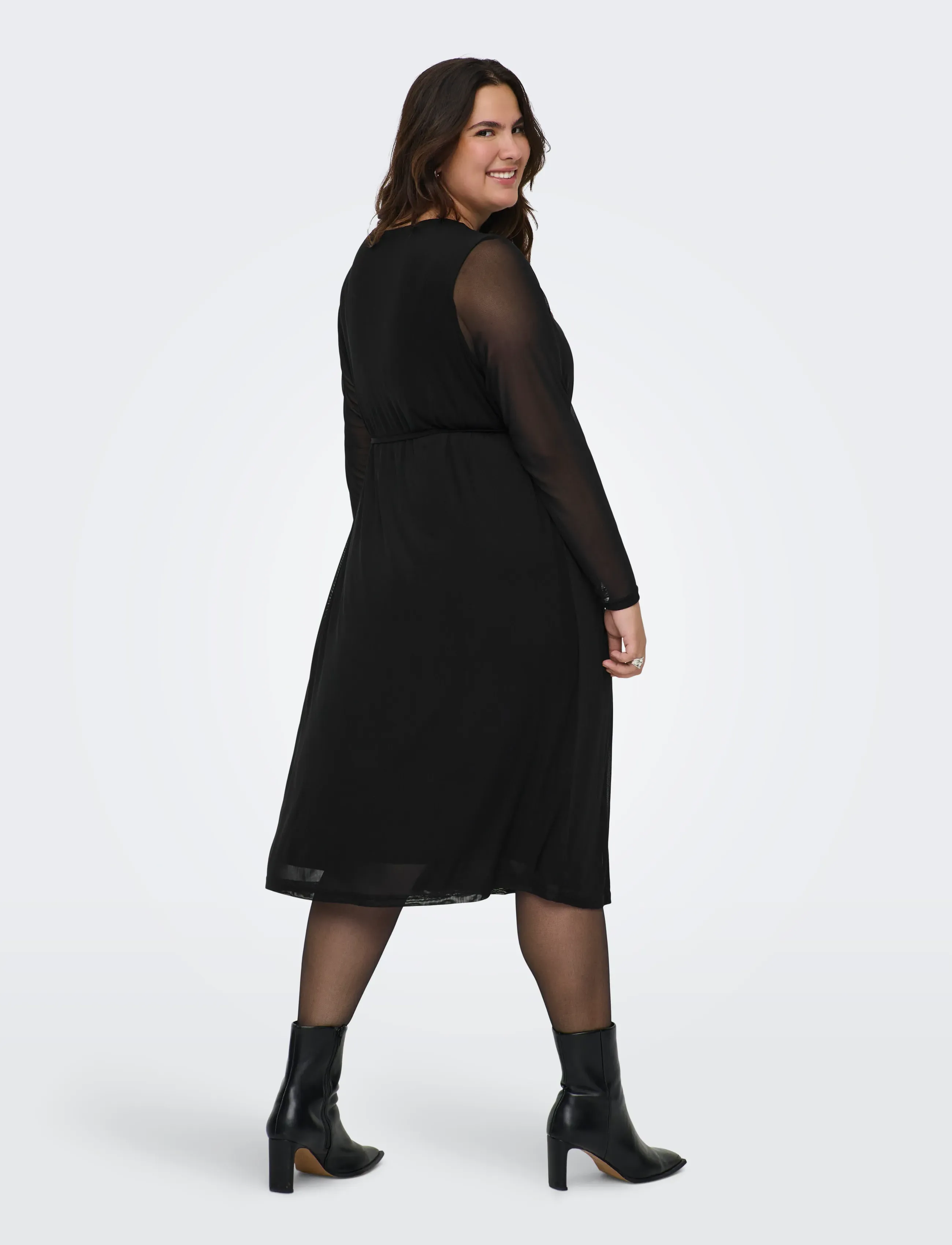 ONLY Carmakoma - CARFOREST LIFE LS BOATNECK BLK DRESS JRS - robes de fête - black - 3