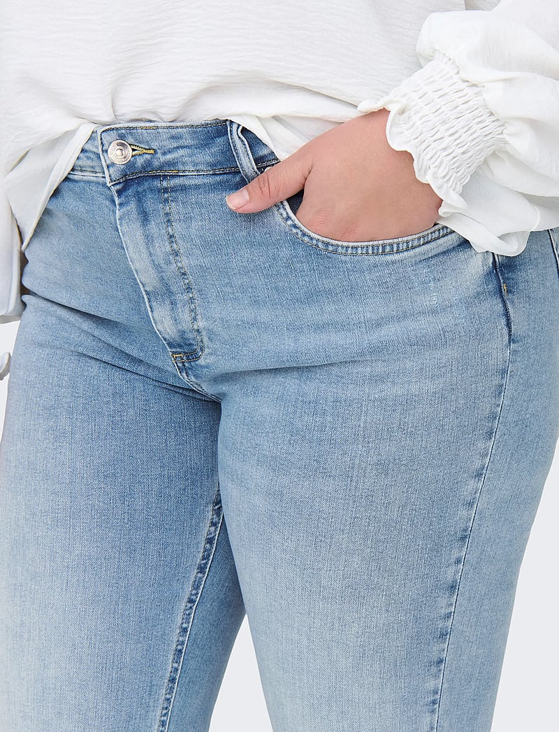 ONLY Carmakoma - CARWILLY LIFE HW FLARED DNM TAI467 NOOS - utsvängda jeans - light blue denim - 4