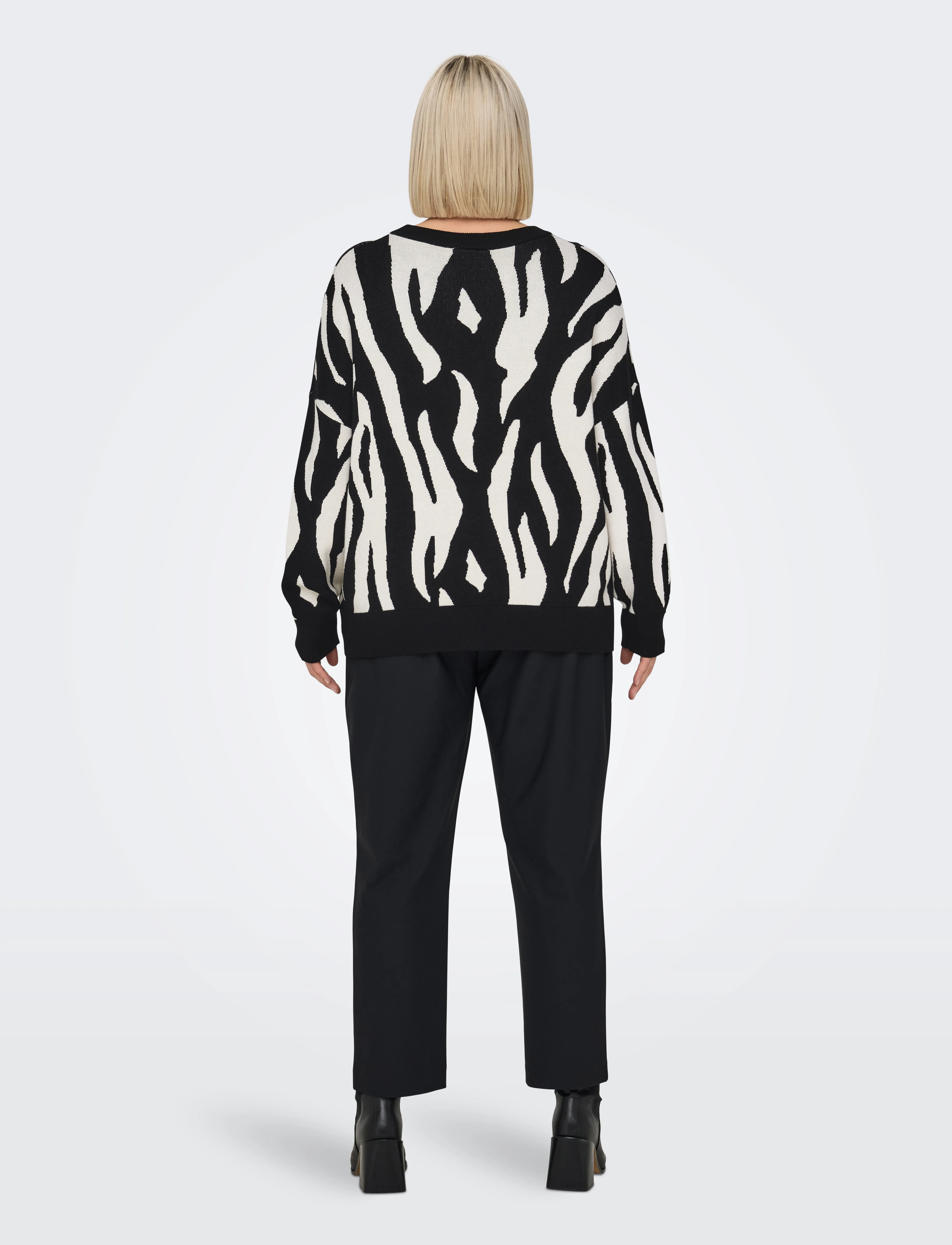 ONLY Carmakoma - CARMONTANA LS JQ LOOSE O-NECK KNT - black - 3