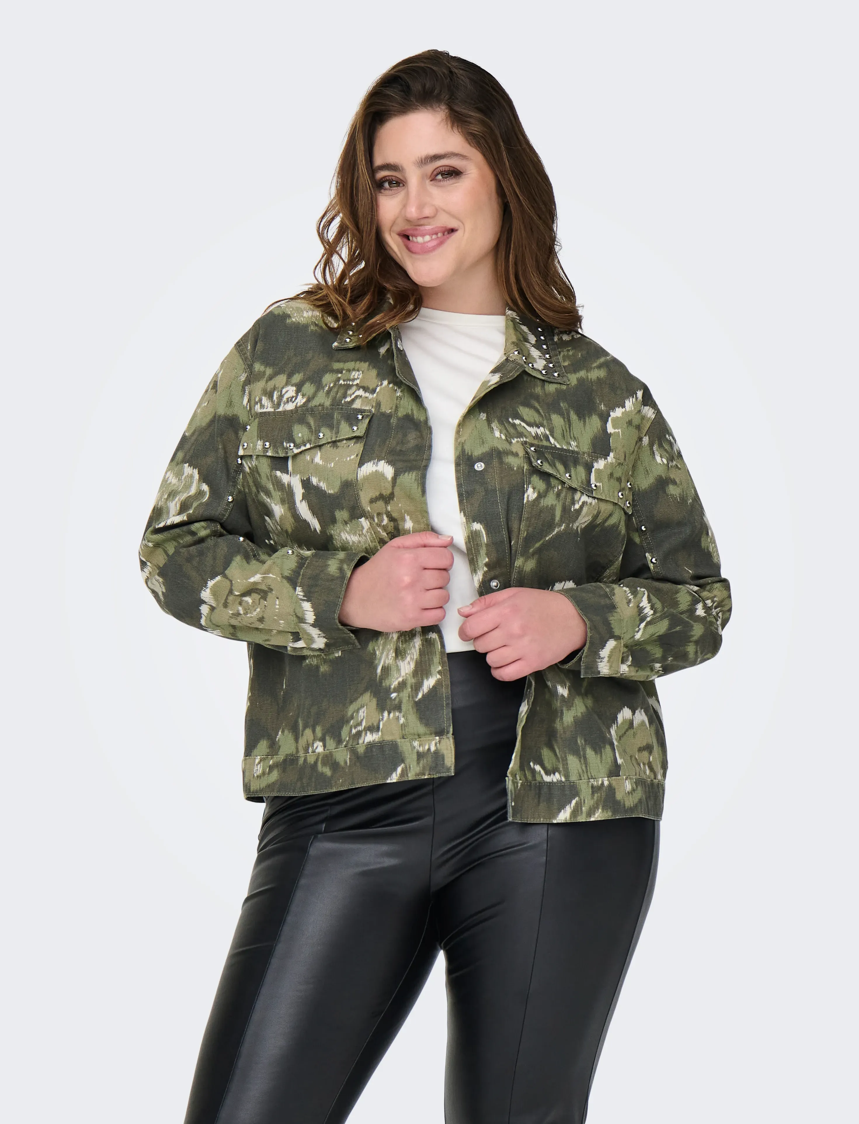 ONLY Carmakoma CARCAVA AOP JACKET OTW - Transitional Layering - PUMICE STONE / khaki/green