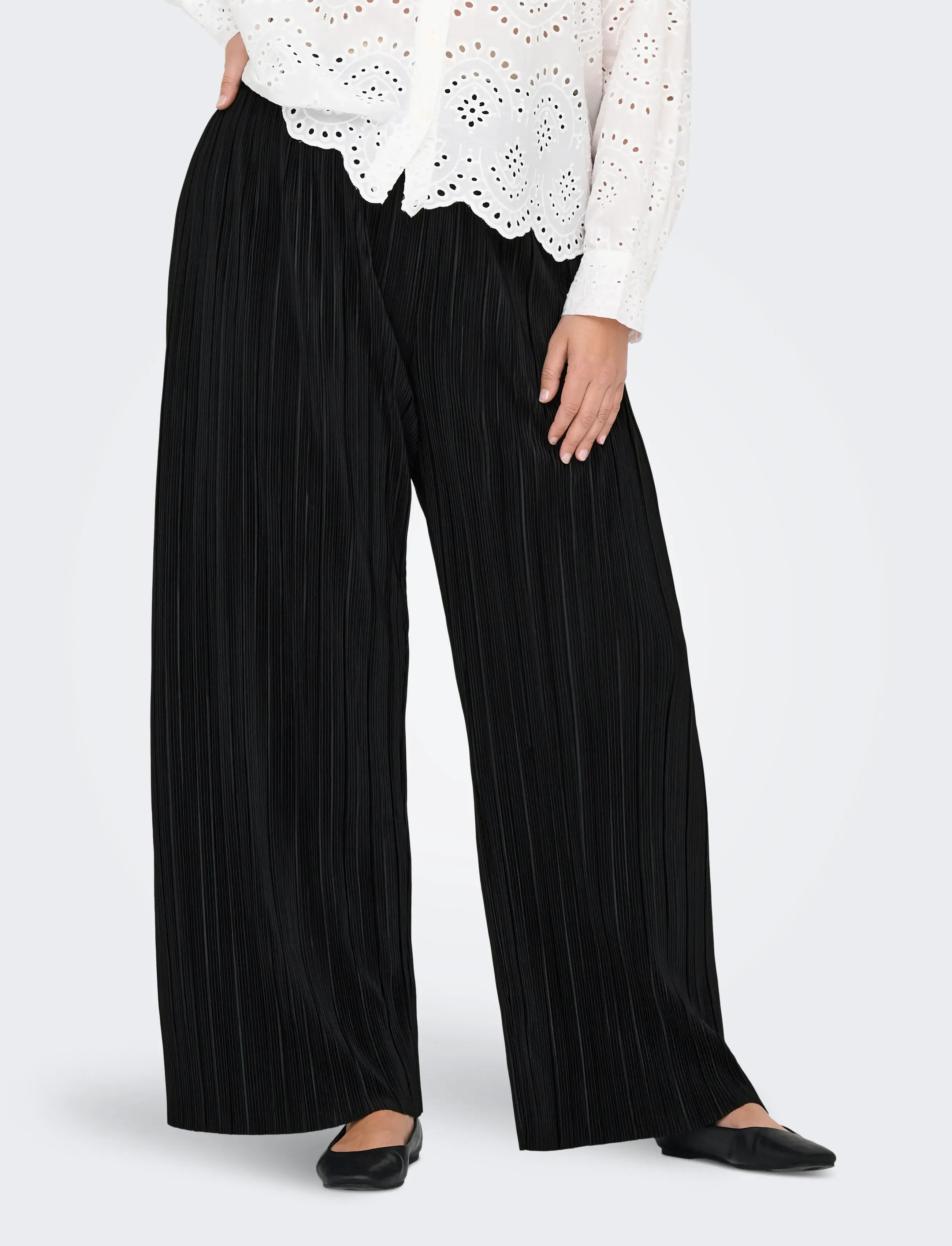 ONLY Carmakoma CARRAVENNA PLISSE PANT JRS NOOS - Püksid - BLACK / black