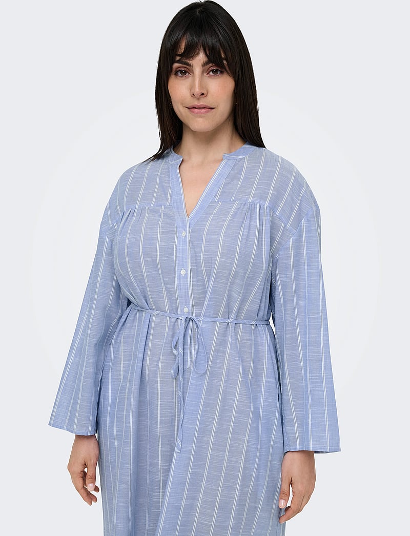 ONLY Carmakoma - CARCATTALINA 3/4 BLK DRESS YD WVN - skjortklänningar - soft chambray - 5