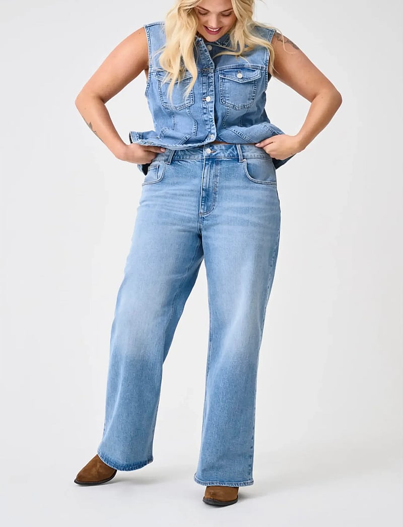 ONLY Carmakoma - CARJUICY HW WIDE LEG REA365 NOOS - brede jeans - medium blue denim - 4