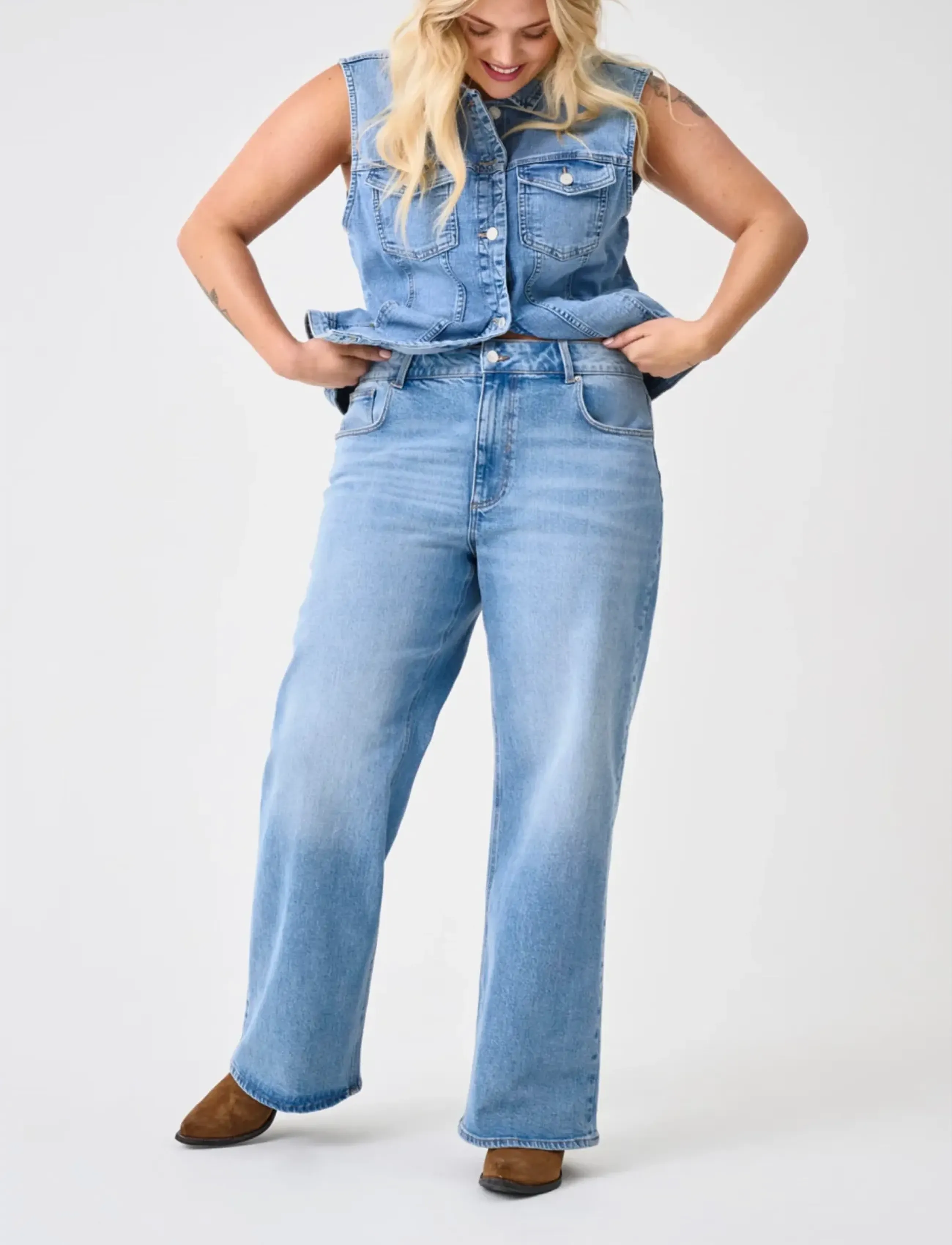 ONLY Carmakoma - CARJUICY HW WIDE LEG REA365 NOOS - wide leg jeans - medium blue denim - 4
