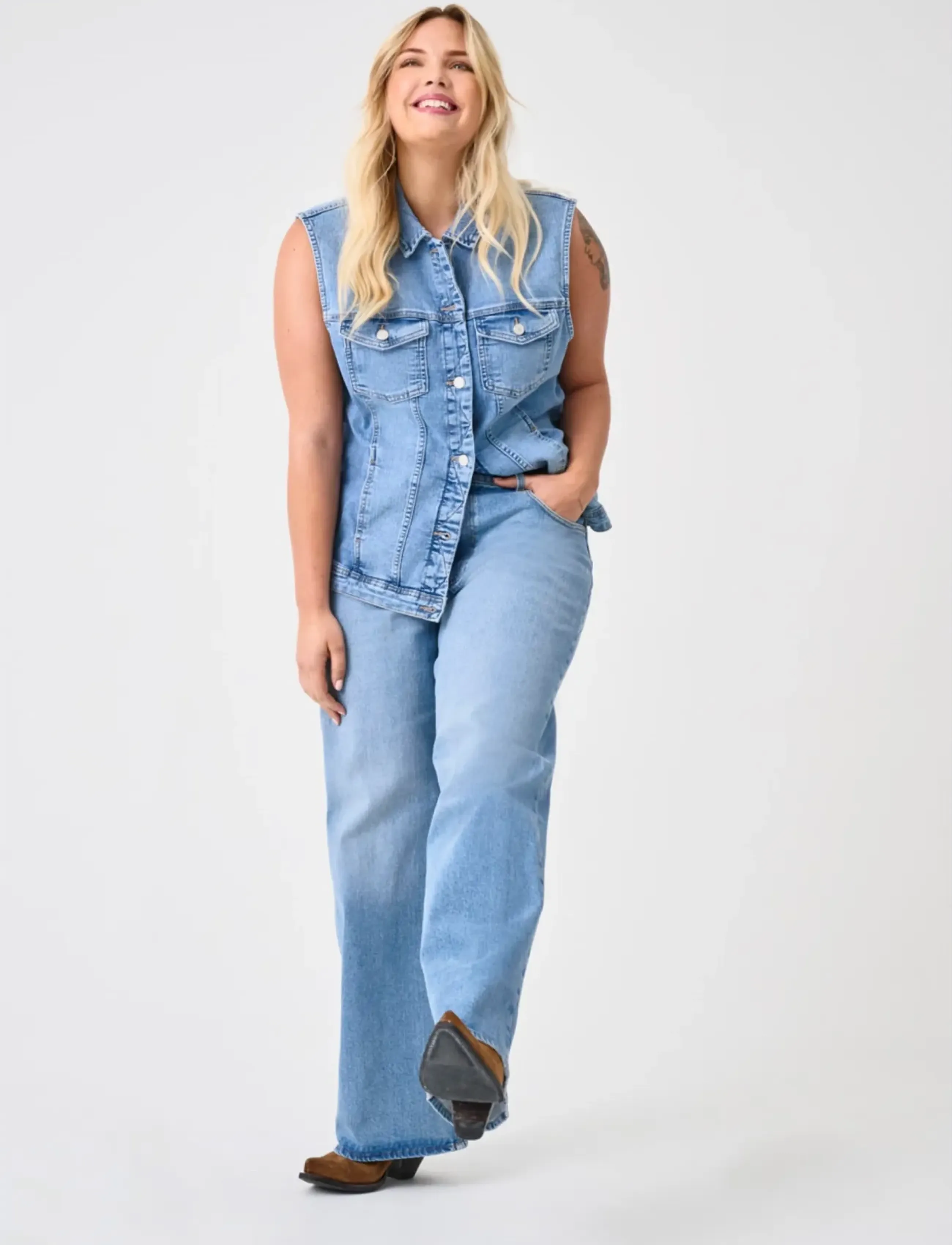 ONLY Carmakoma - CARJUICY HW WIDE LEG REA365 NOOS - wide leg jeans - medium blue denim - 5