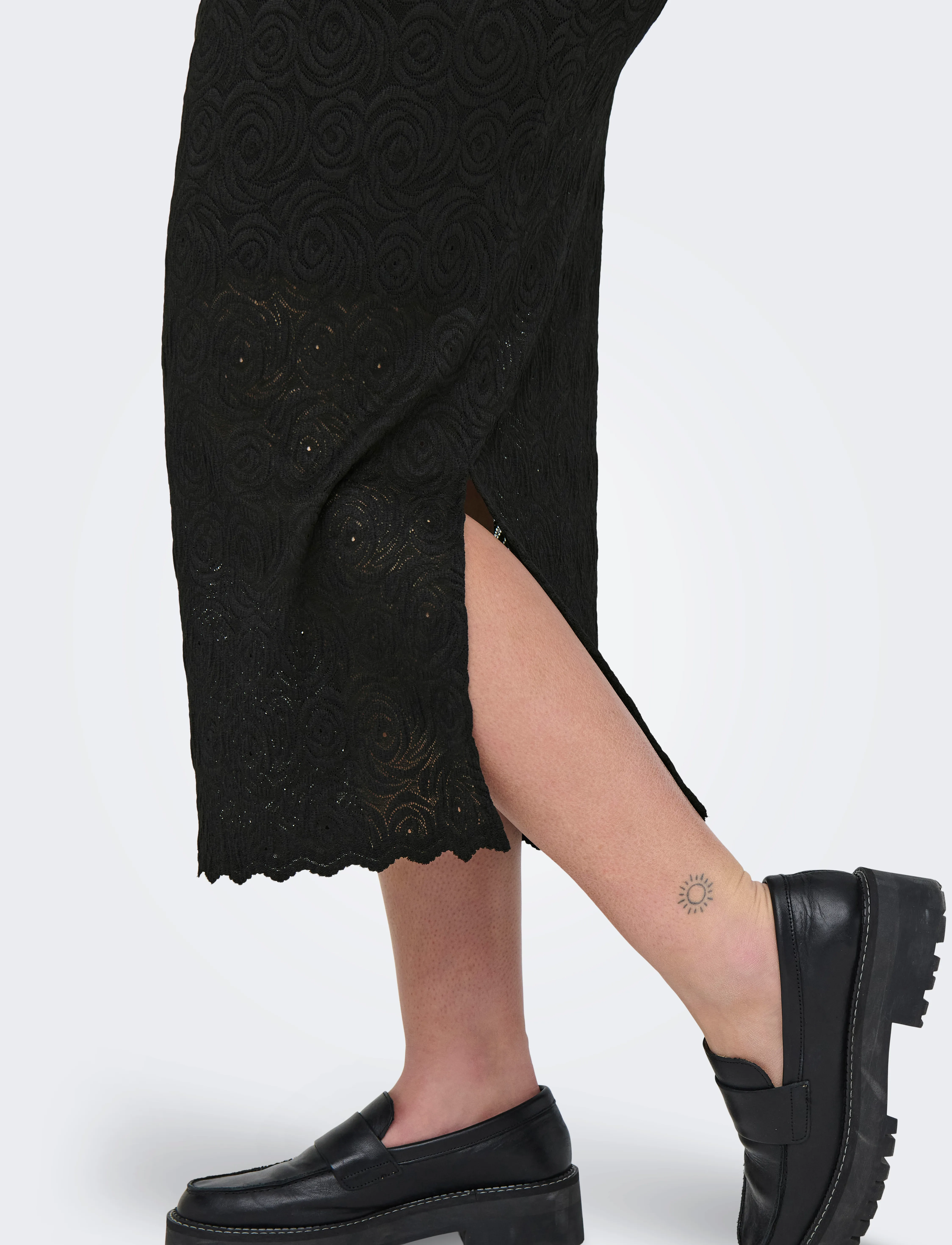 ONLY Carmakoma - CARROSIL CALF LACE SLIT SKIRT JRS - black - 4