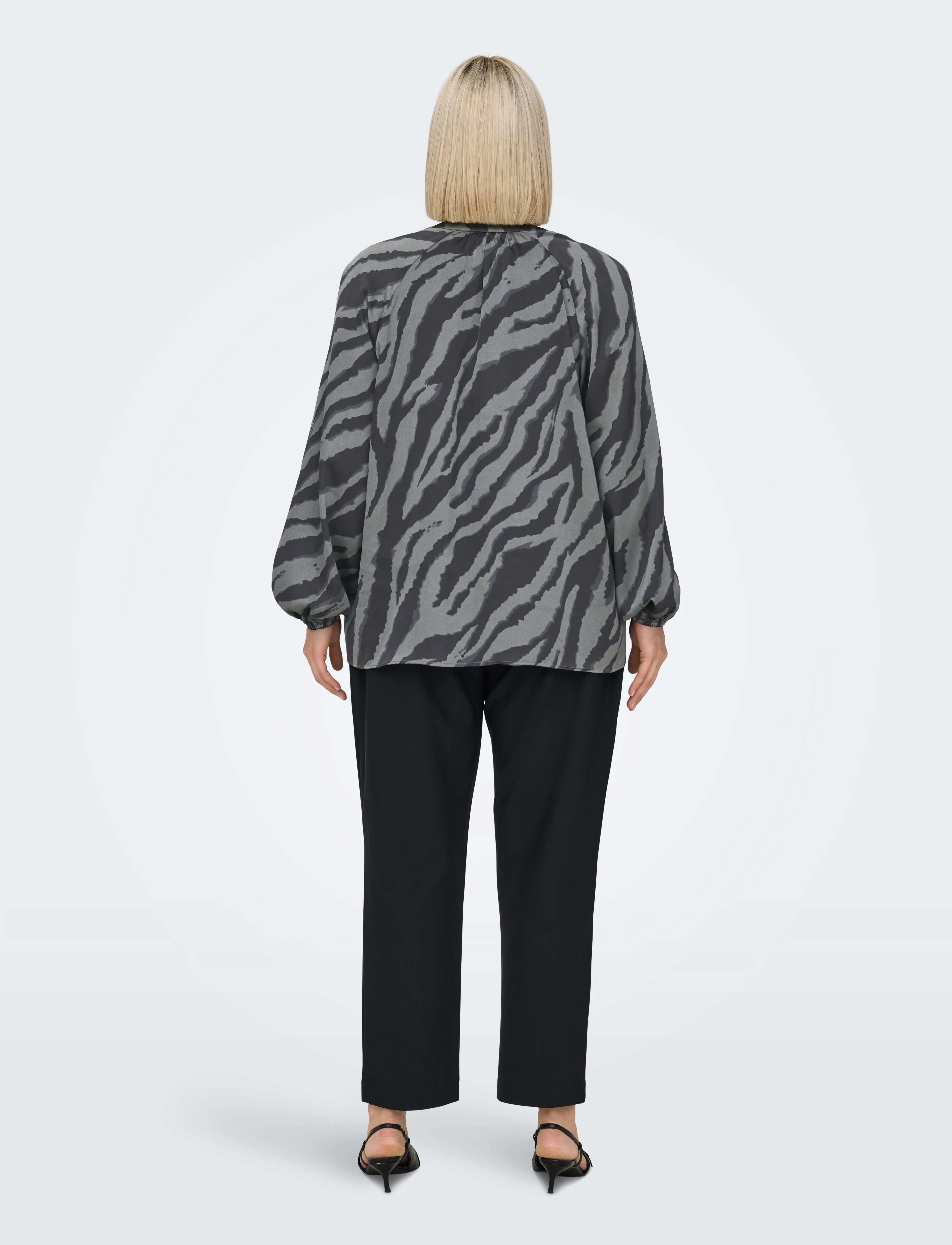 ONLY Carmakoma - CARZORRA L/S O-NECK SPLIT TOP WVN - black - 3
