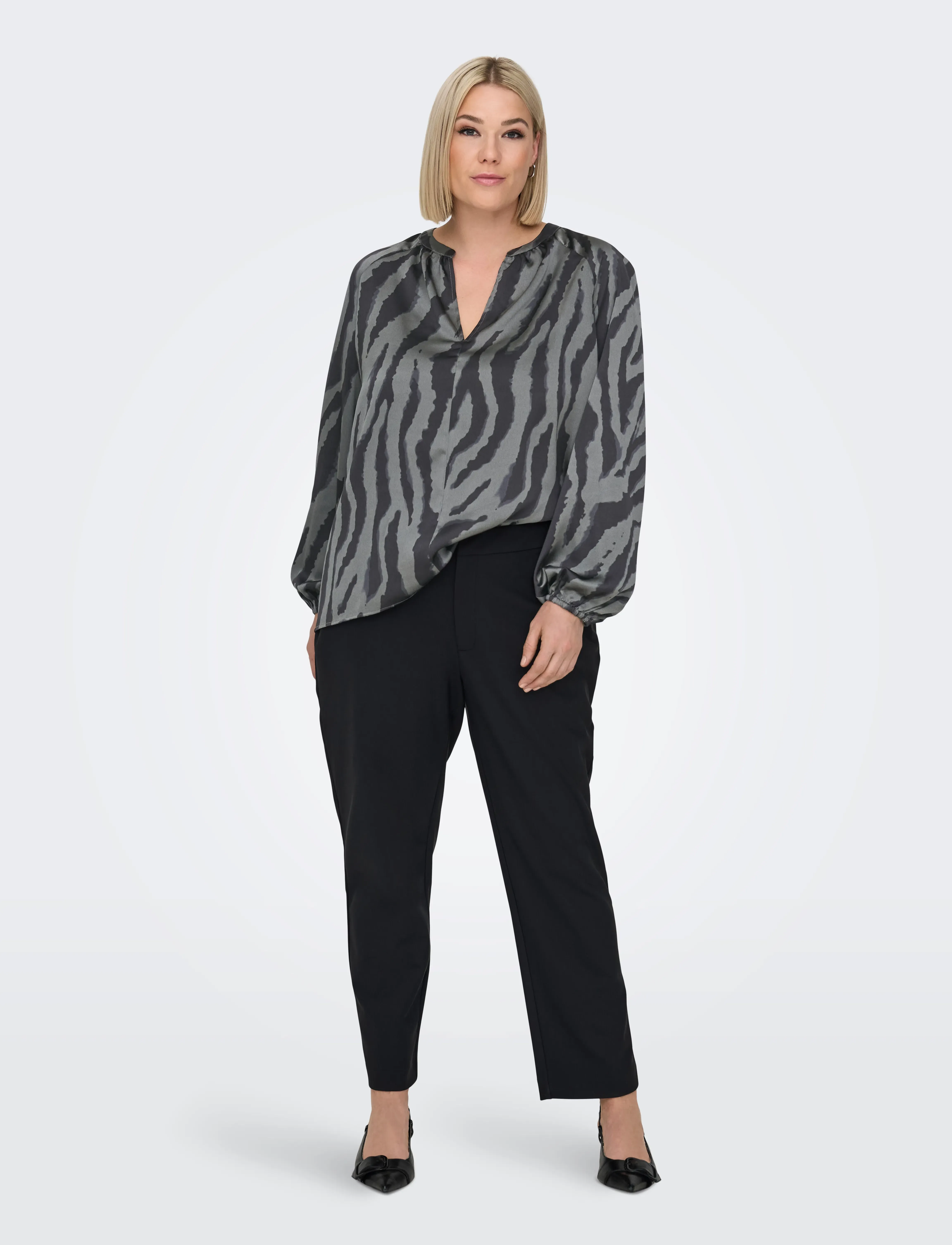 ONLY Carmakoma - CARZORRA L/S O-NECK SPLIT TOP WVN - black - 4