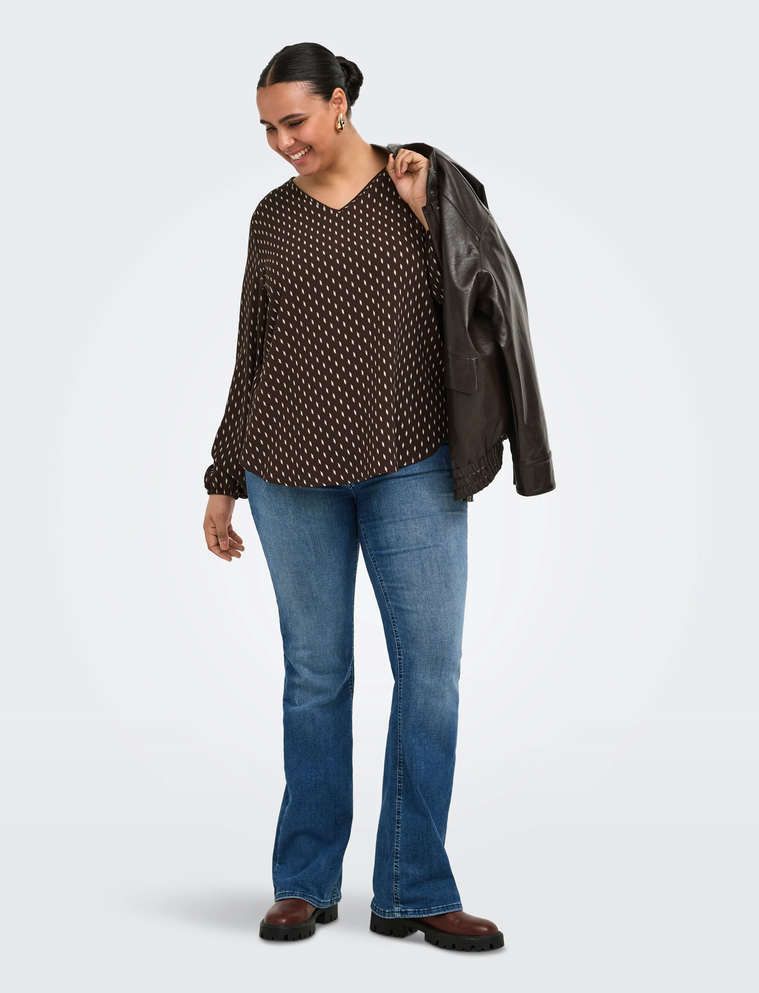 ONLY Carmakoma - CARVICA L/S V-NECK TOP WVN NOOS - coffee bean - 4
