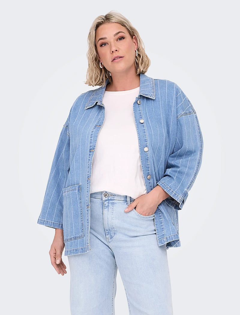 ONLY Carmakoma - CARKIRSI LS STRIPED DNM JACKET GUA - spring jackets - light blue denim - 0