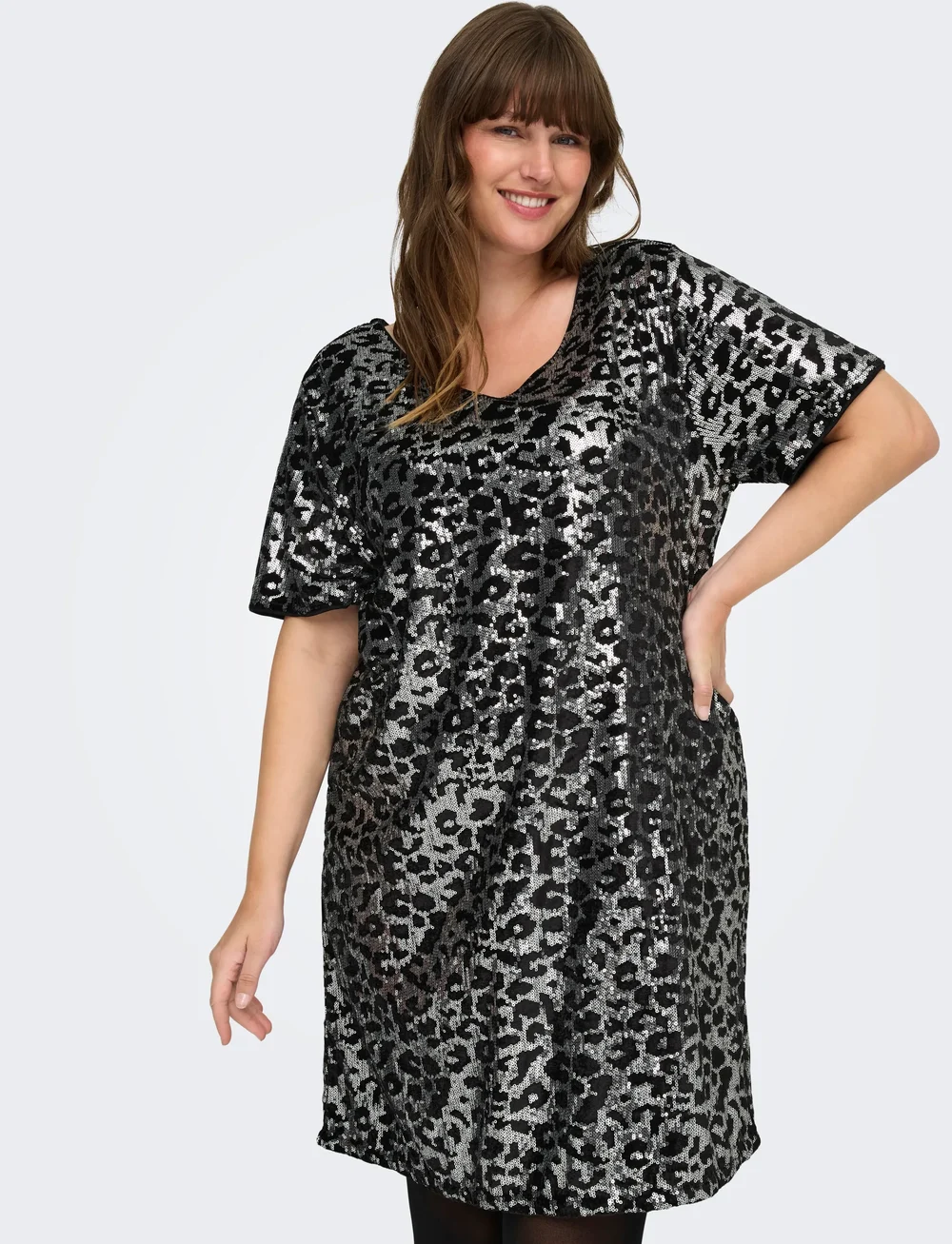 ONLY Carmakoma - CARLEONORA LIFE S/S V-NECK ABK DRESS - paillettenkleider - black - 4