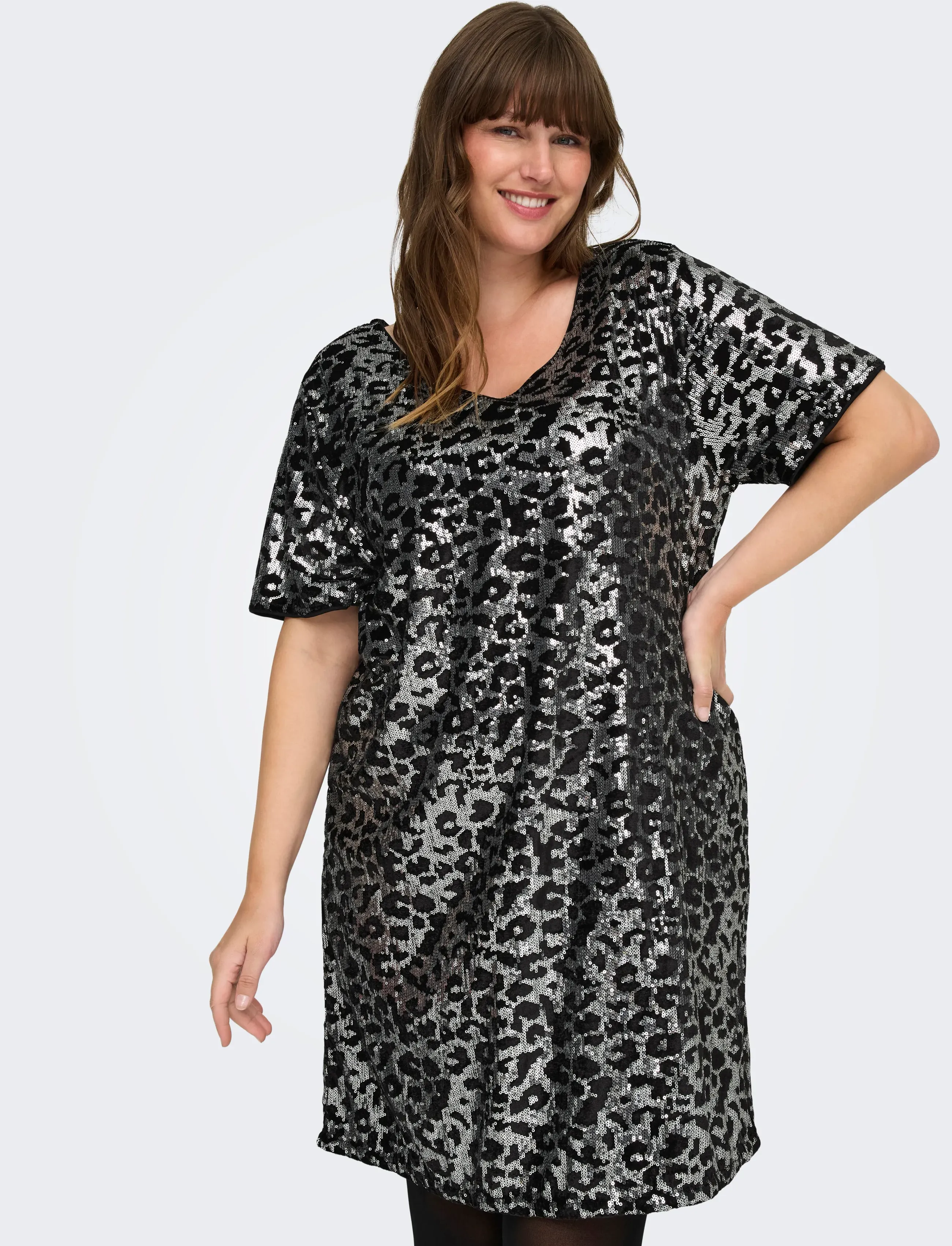 ONLY Carmakoma - CARLEONORA LIFE S/S V-NECK ABK DRESS - robes pailletées - black - 4