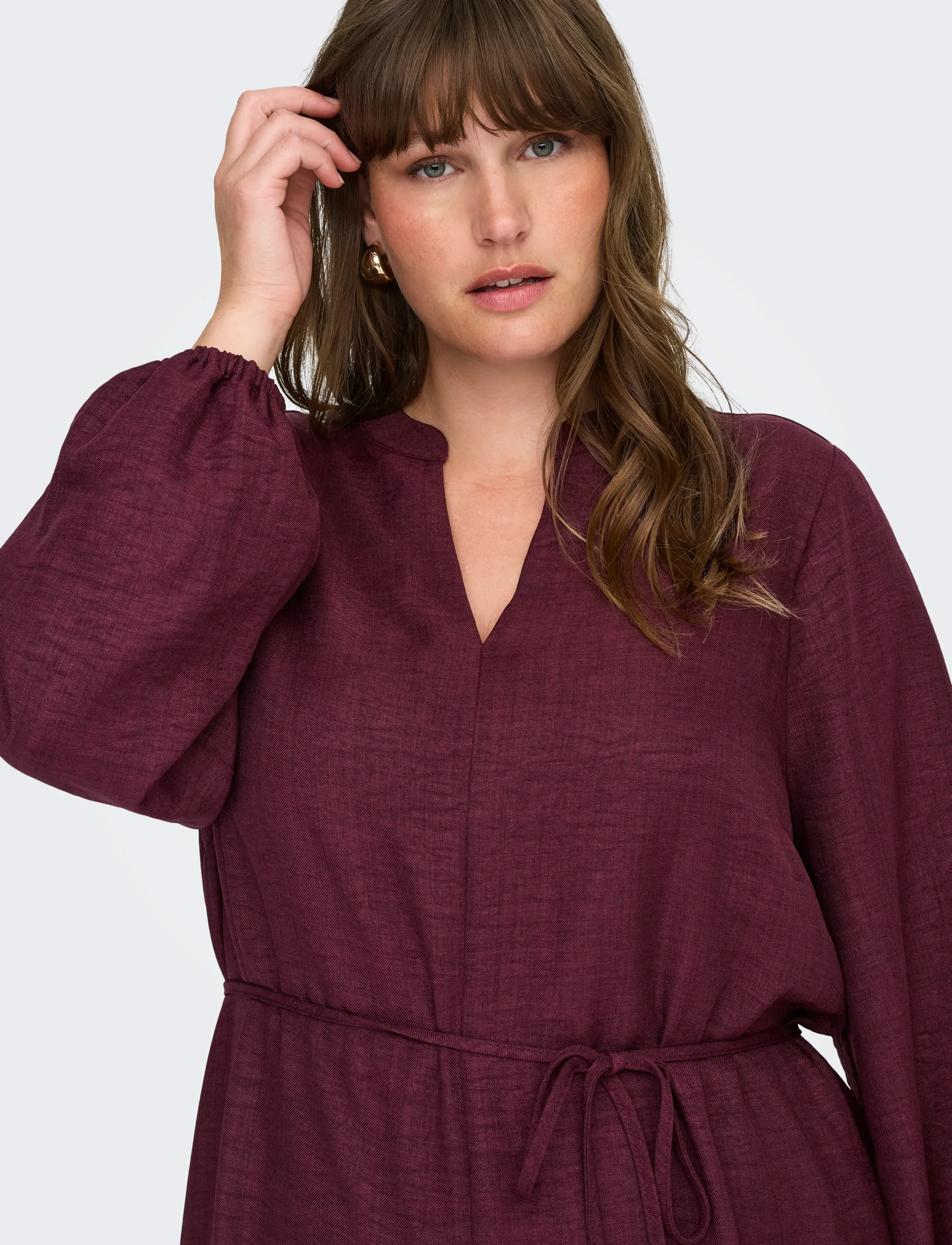 ONLY Carmakoma - CARBAY LS V-NECK BLK DRESS WVN BF - skjortekjoler - winetasting - 5