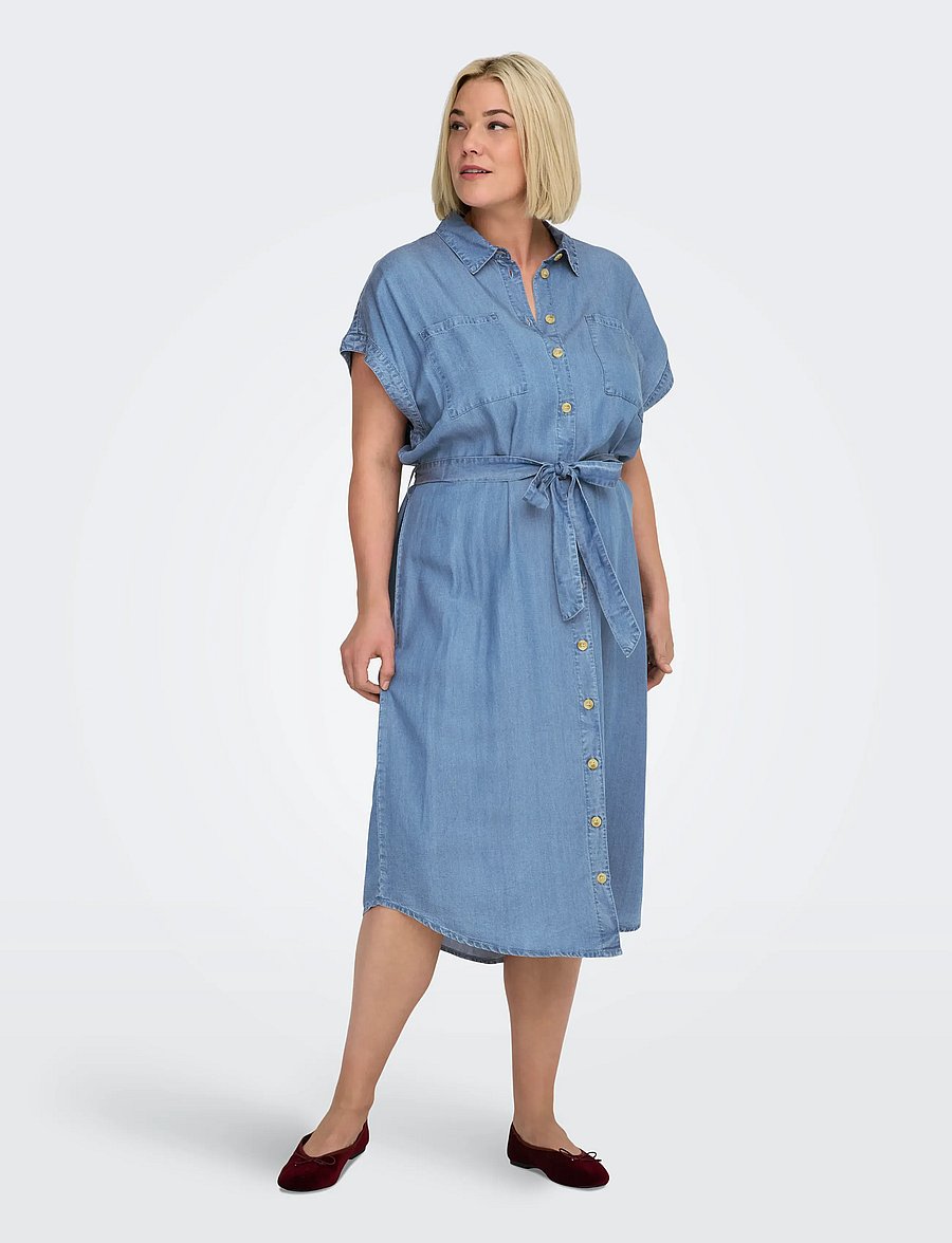 ONLY Carmakoma - CARPEMA HANNOVER SS DNM MIDAX DRESS NOOS - robes chemises - medium blue denim - 0