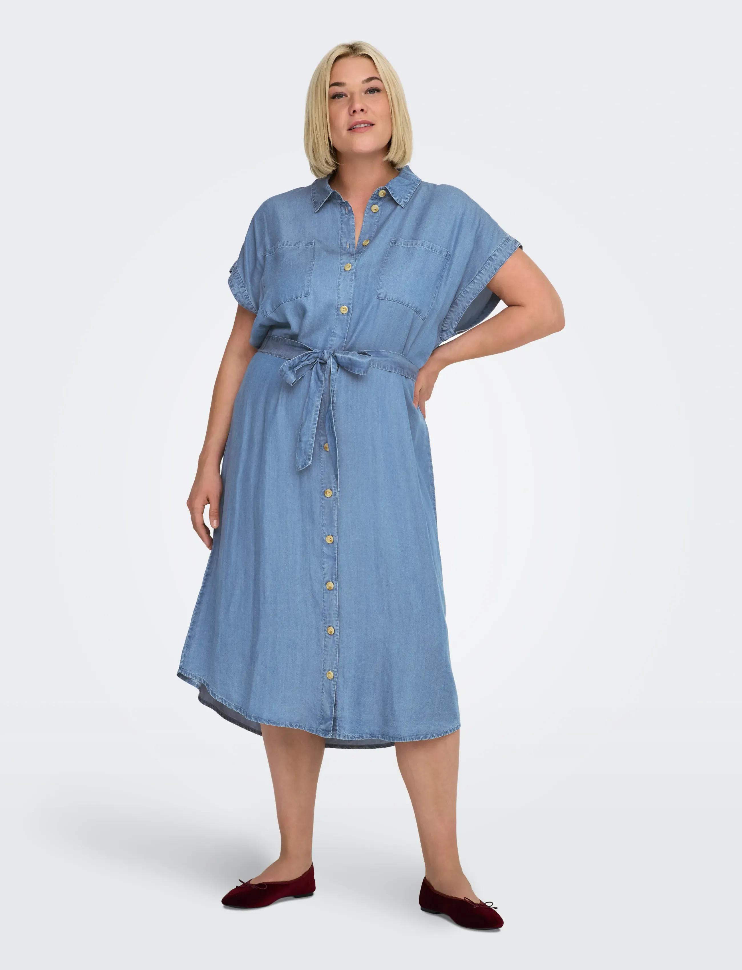ONLY Carmakoma - CARPEMA HANNOVER SS DNM MIDAX DRESS NOOS - robes chemises - medium blue denim - 4
