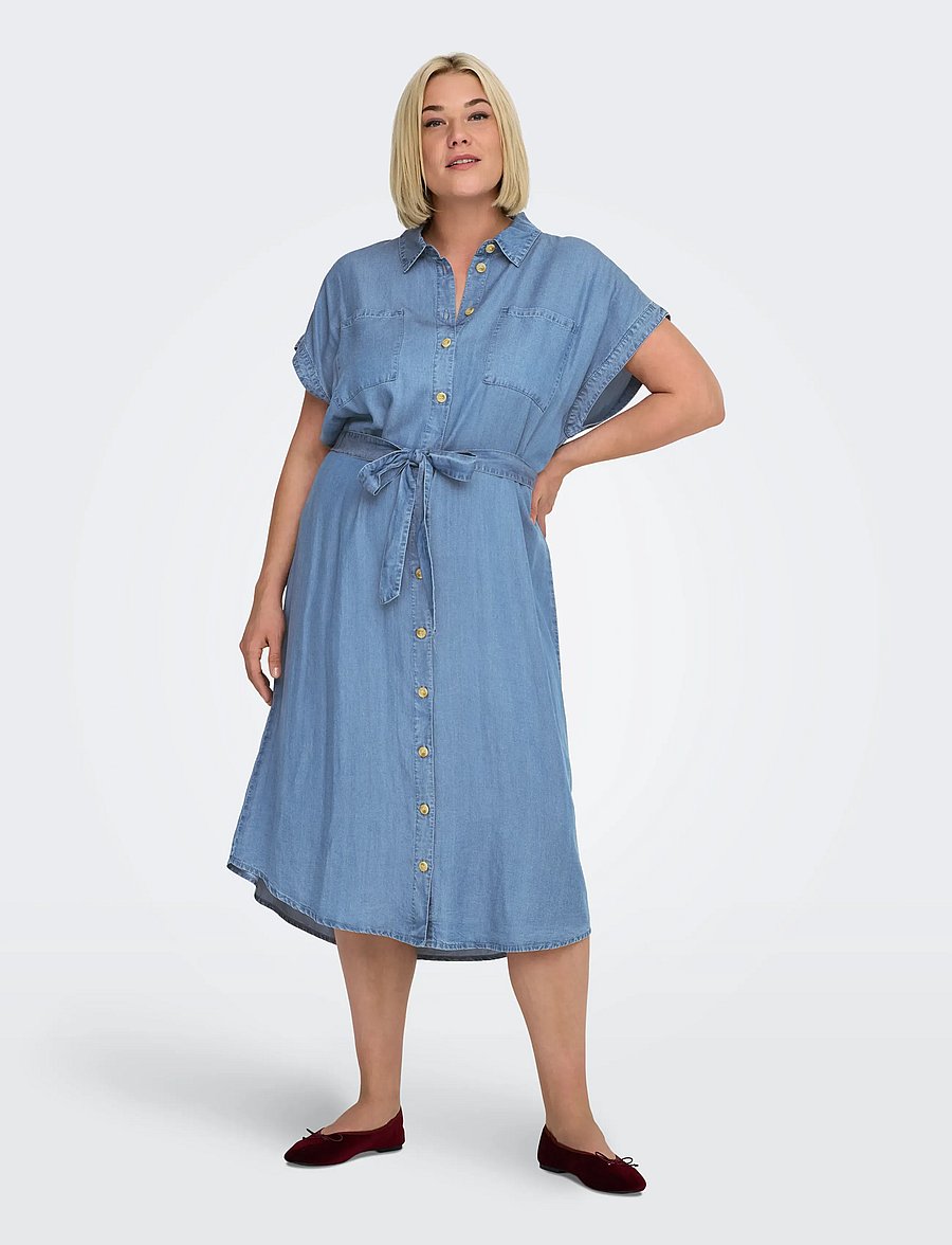 ONLY Carmakoma - CARPEMA HANNOVER SS DNM MIDAX DRESS NOOS - robes chemises - medium blue denim - 4