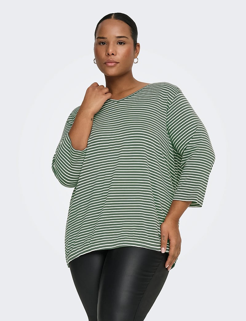 ONLY Carmakoma - CARLINA 3/4 SLEEVE V-NECK BLOUSE JRS - pikkade varrukatega alussärgid - laurel wreath - 0