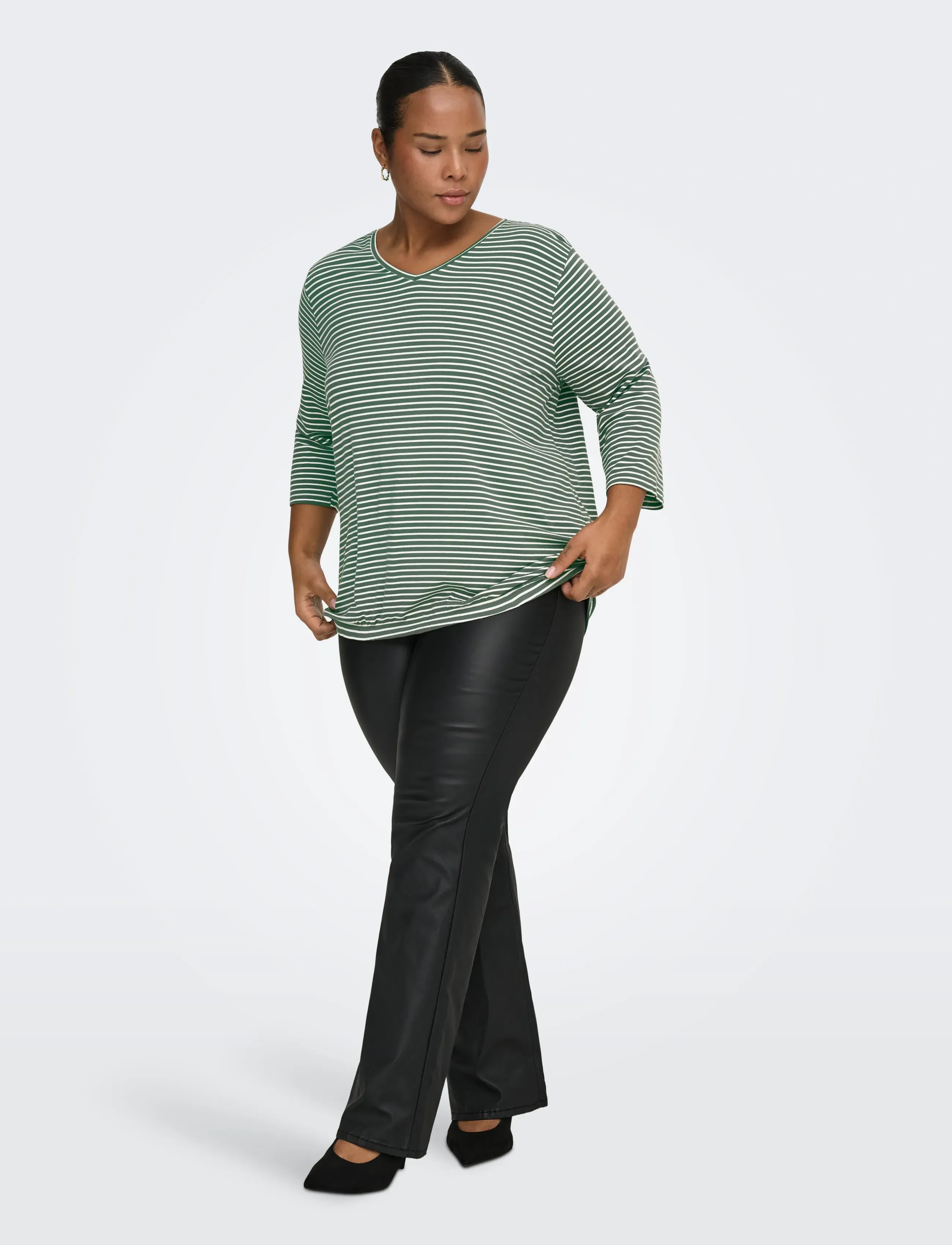 ONLY Carmakoma - CARLINA 3/4 SLEEVE V-NECK BLOUSE JRS - laurel wreath - 4
