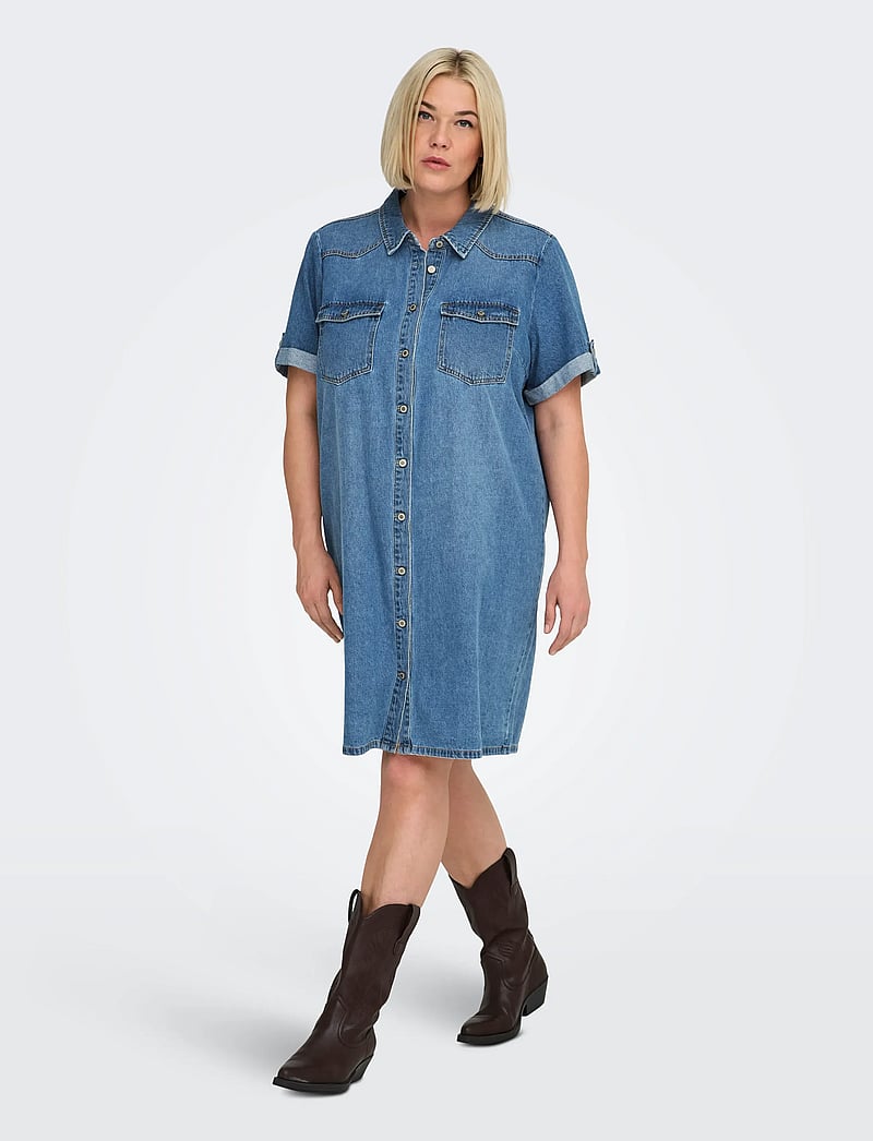 ONLY Carmakoma - CARLISA S/S DNM DRESS GUA NOOS - hemdkleider - medium blue denim - 0