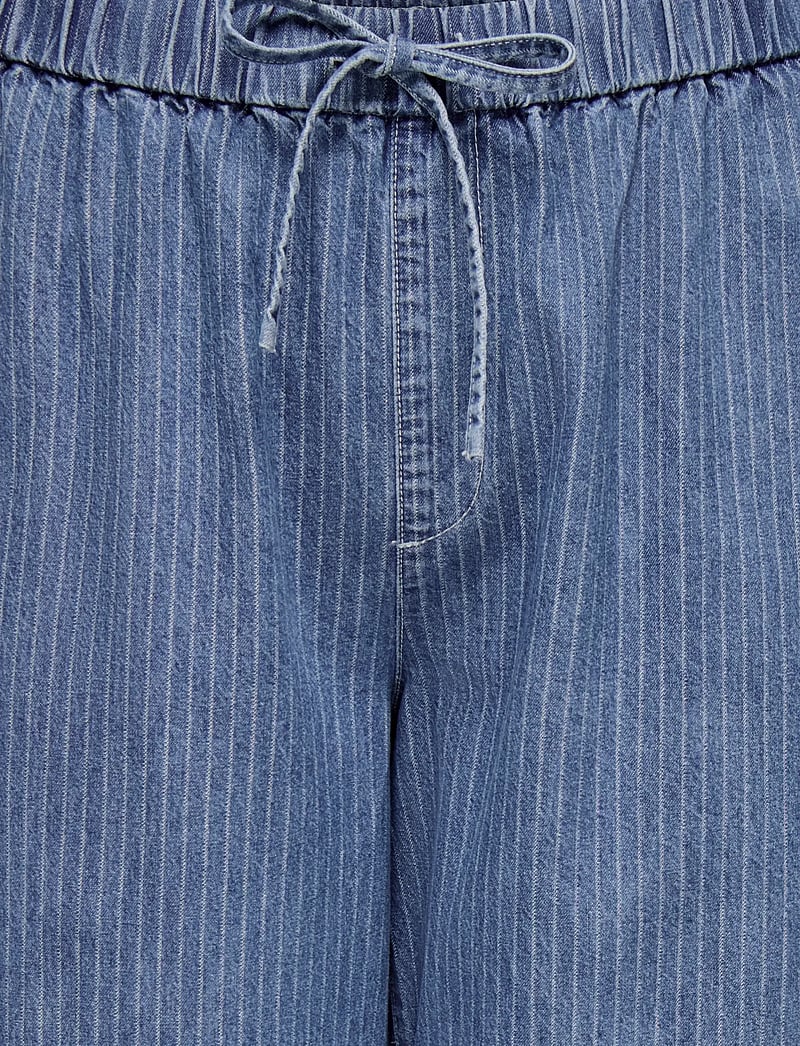 ONLY Carmakoma - CARYASMIN HW STRIPE PANTS DNM - straight leg hosen - medium blue denim - 3