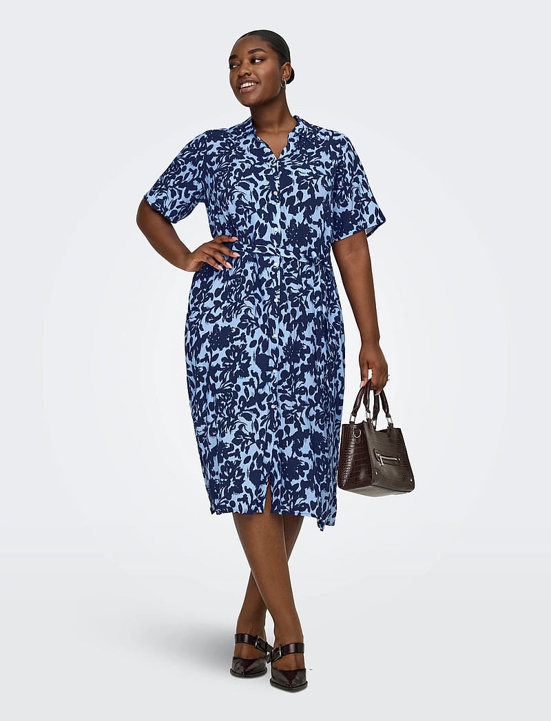 ONLY Carmakoma - CARYASMIN S/S SHIRT DRESS WVN NOOS - särkkleidid - serenity - 0