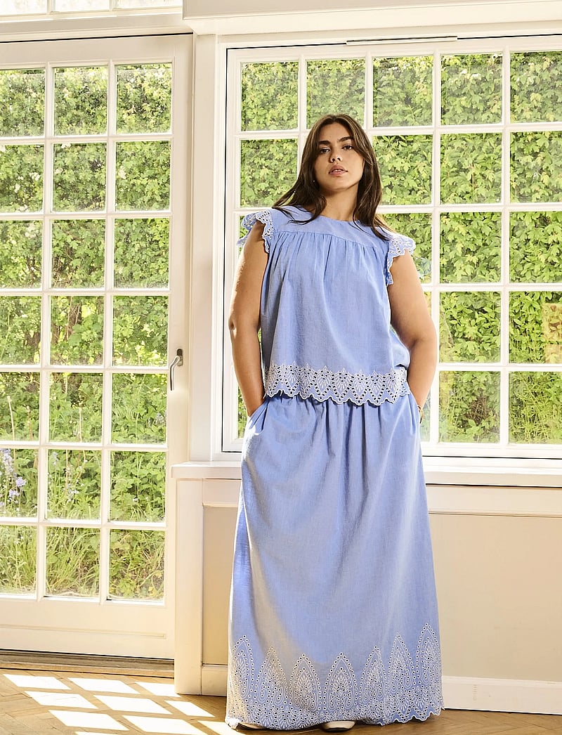 ONLY Carmakoma - CARTULUM EMB S/S TOP WVN - kortærmede bluser - blue bonnet - 2