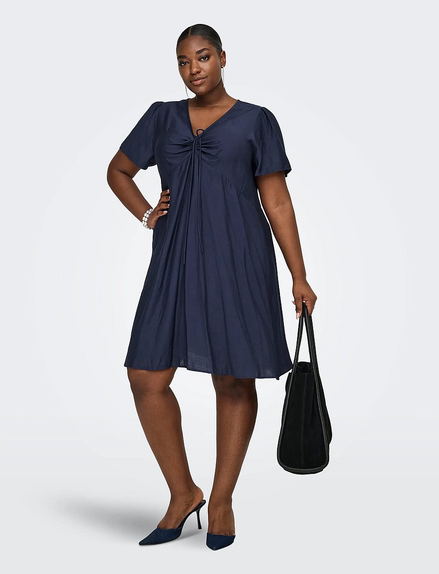 ONLY Carmakoma - CARCECILIA SS V-NECK KNEE DRESS WVN - robes courtes - navy blazer - 0