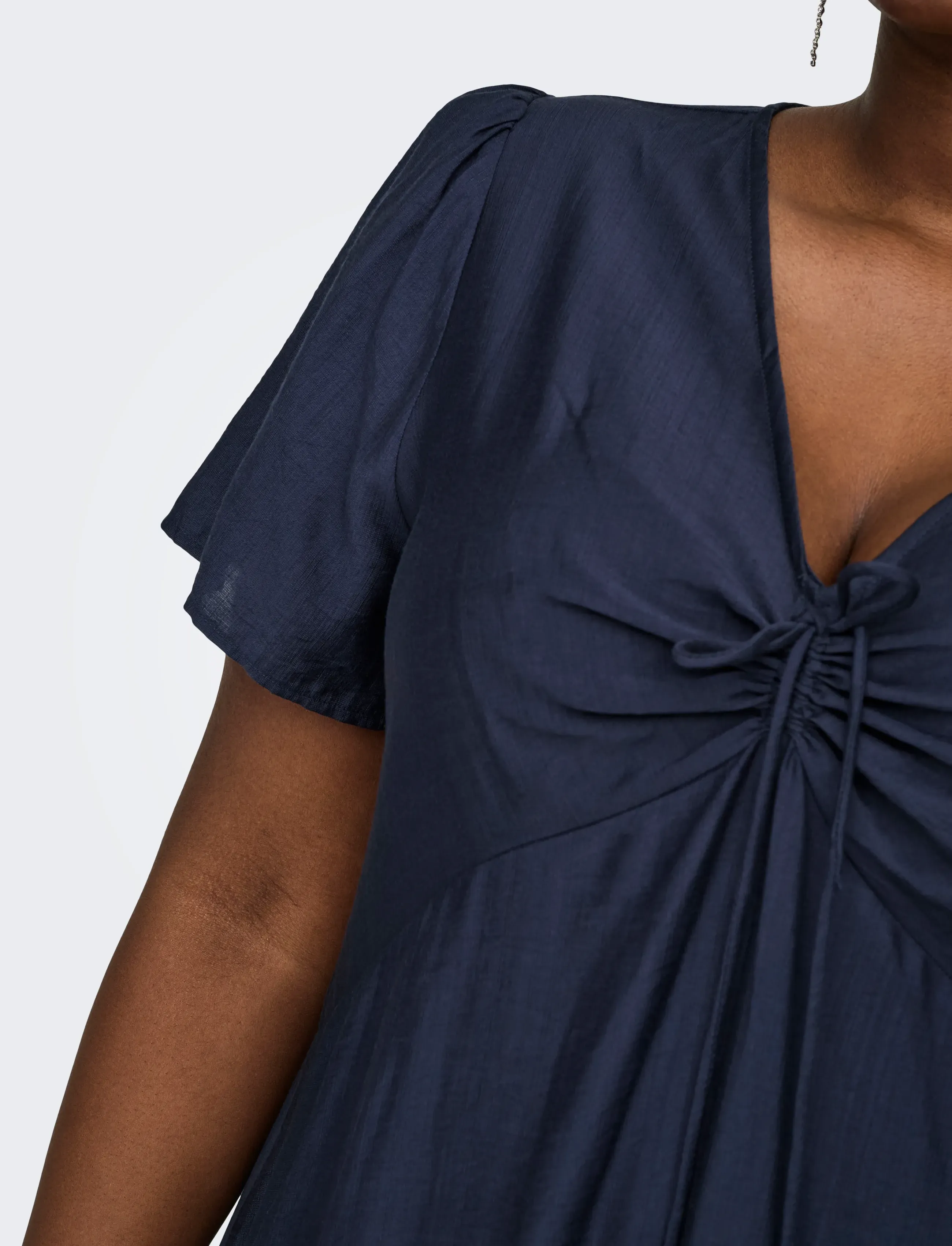 ONLY Carmakoma - CARCECILIA SS V-NECK KNEE DRESS WVN - robes courtes - navy blazer - 4
