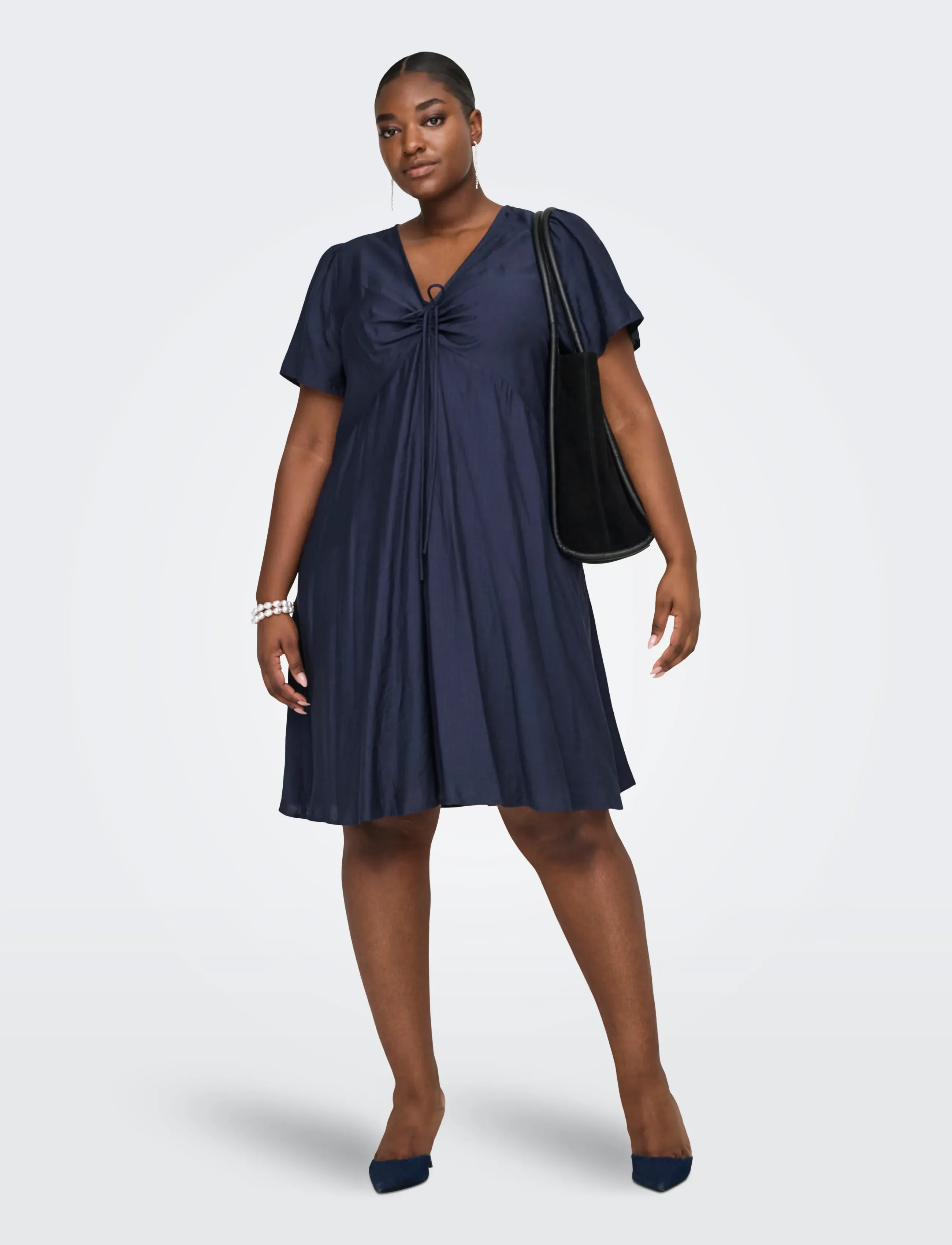 ONLY Carmakoma - CARCECILIA SS V-NECK KNEE DRESS WVN - robes courtes - navy blazer - 5