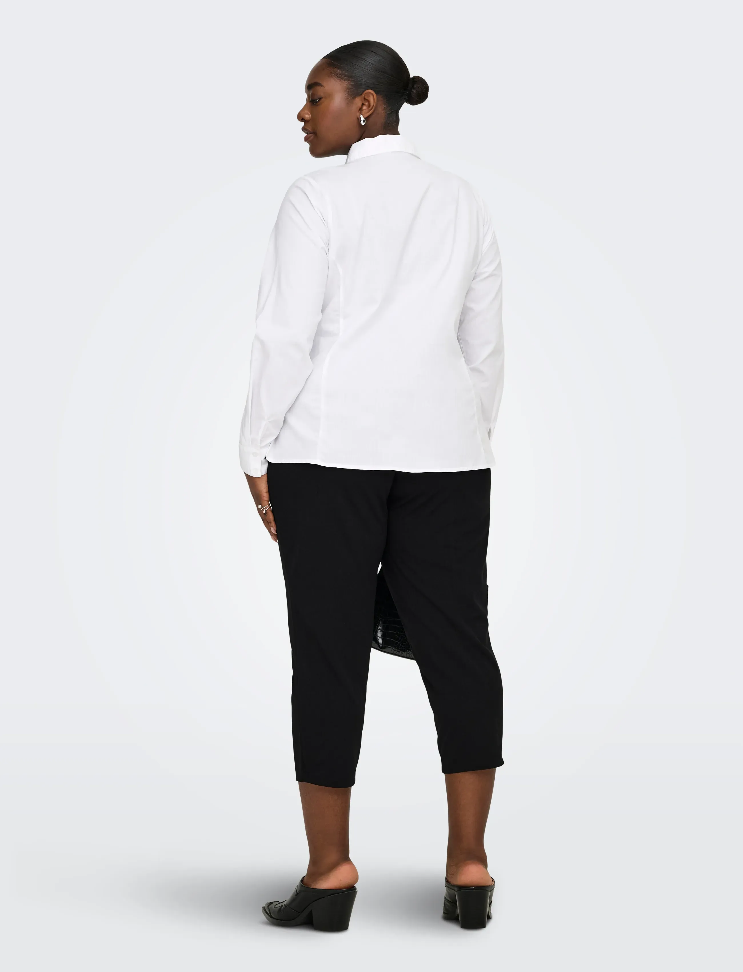 ONLY Carmakoma - CARSANIA BUTTON CAPRI JRS PNT NOOS - pantalons capri - black - 3