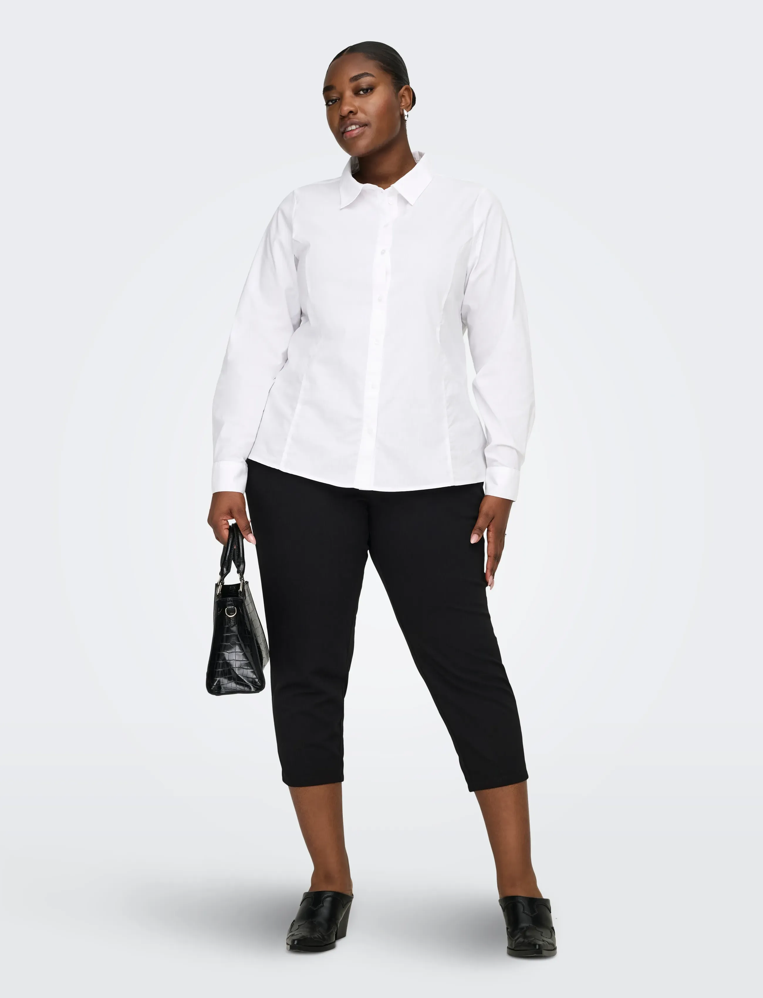 ONLY Carmakoma - CARSANIA BUTTON CAPRI JRS PNT NOOS - pantalons capri - black - 4