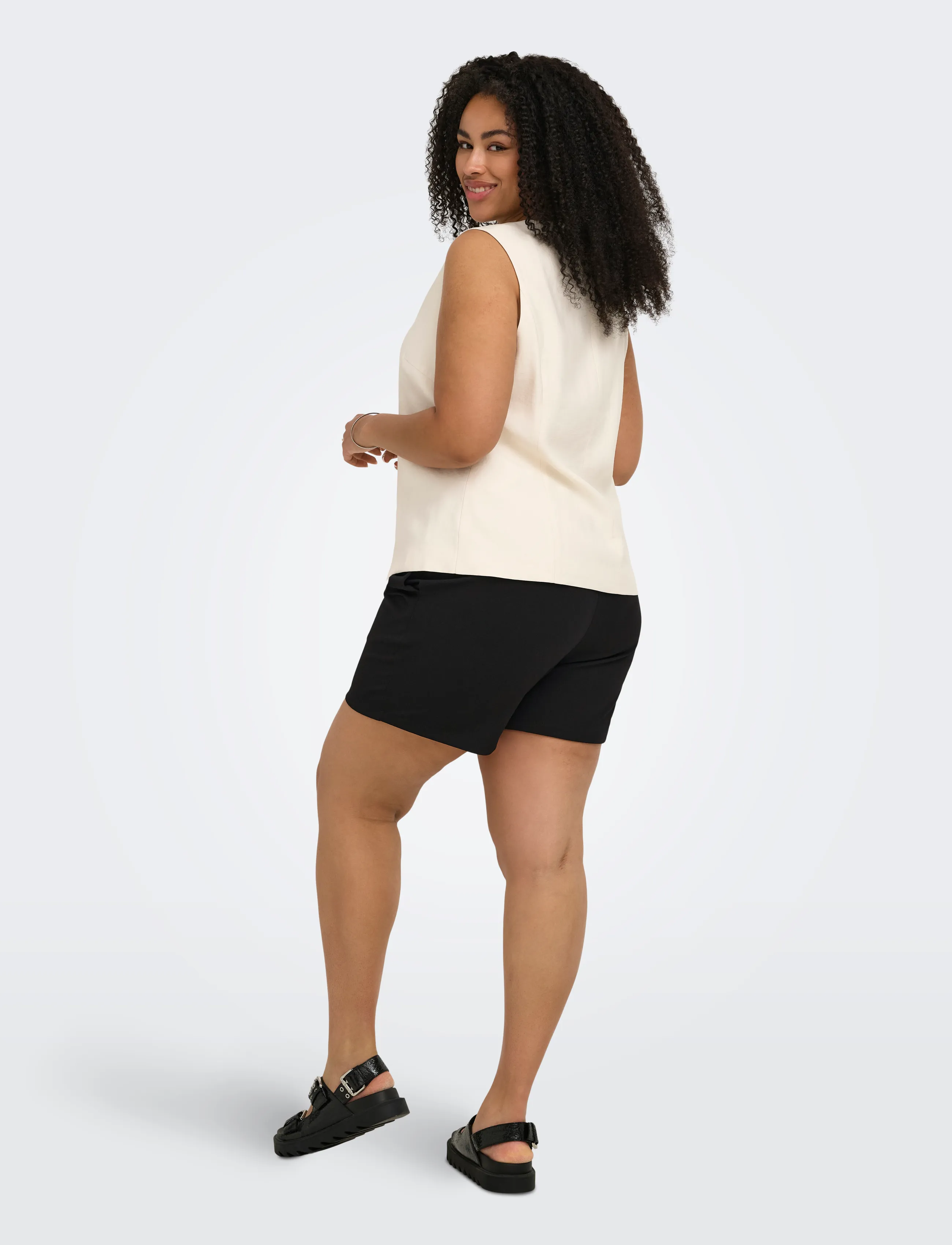 ONLY Carmakoma - CARSANIA BUTTON SHORTS JRS PNT - chino shorts - black - 3