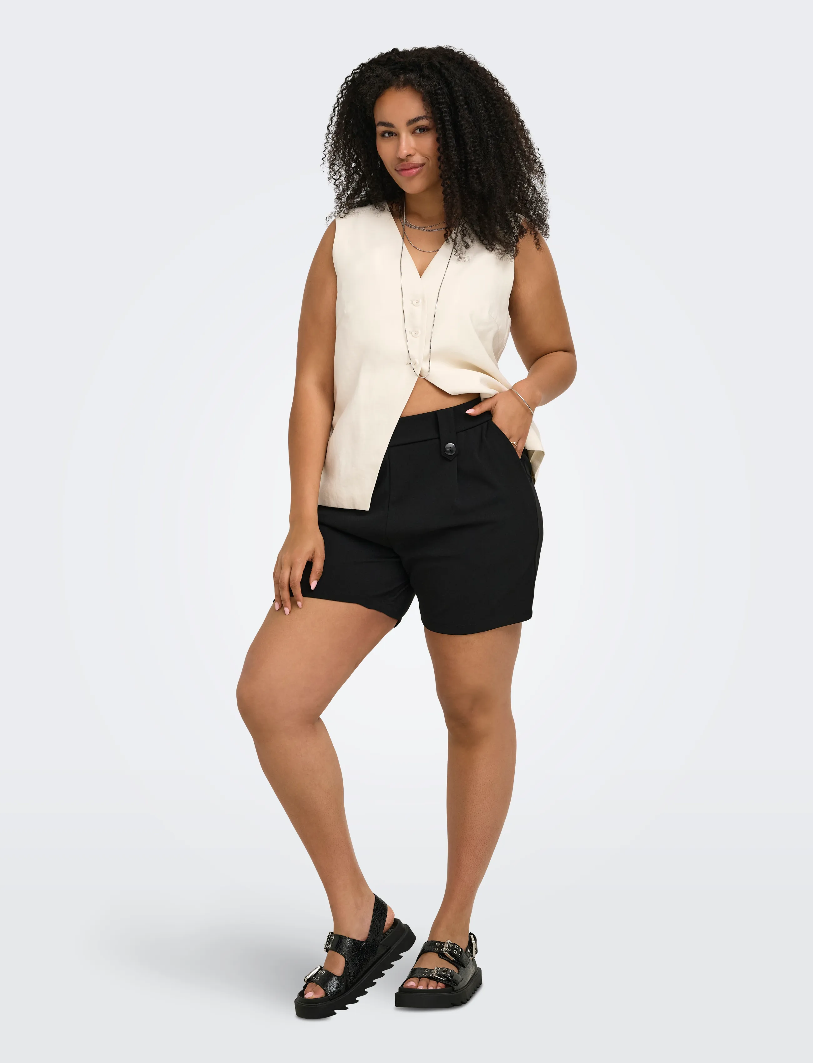 ONLY Carmakoma - CARSANIA BUTTON SHORTS JRS PNT - chino shorts - black - 4
