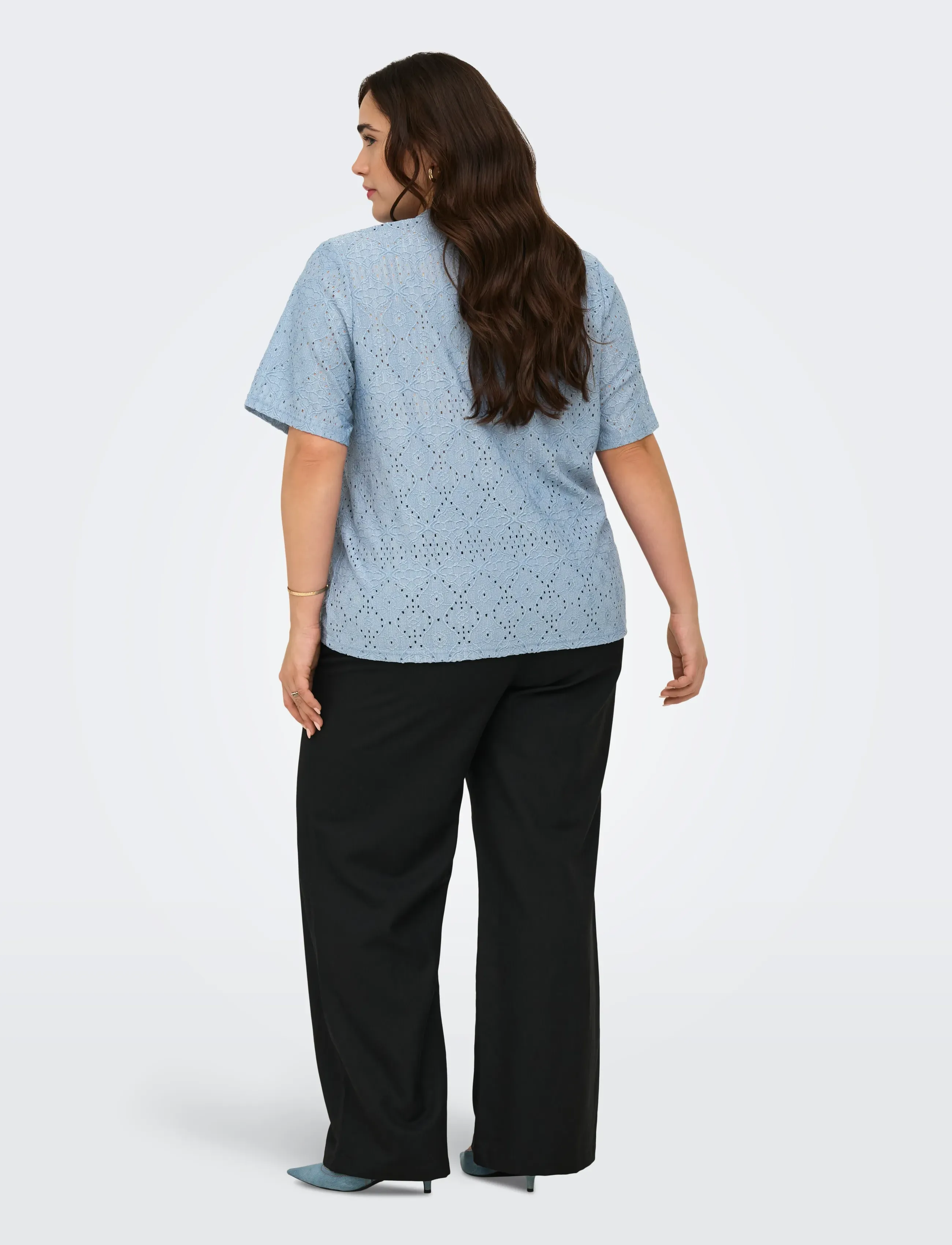 ONLY Carmakoma - CARHELLEN S/S V-NECK BLOUSE JRS - kortærmede bluser - faded denim - 3
