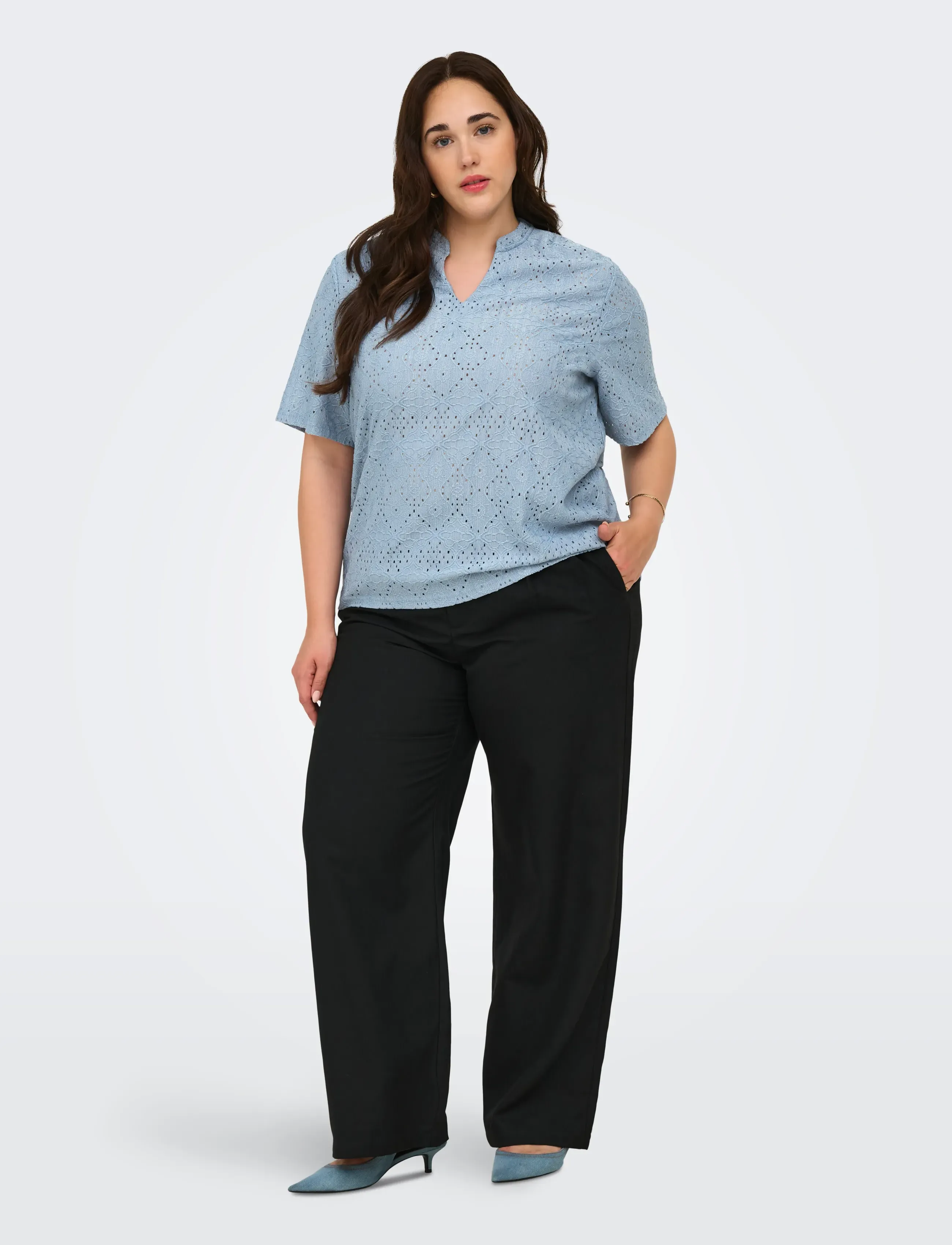 ONLY Carmakoma - CARHELLEN S/S V-NECK BLOUSE JRS - kortærmede bluser - faded denim - 4
