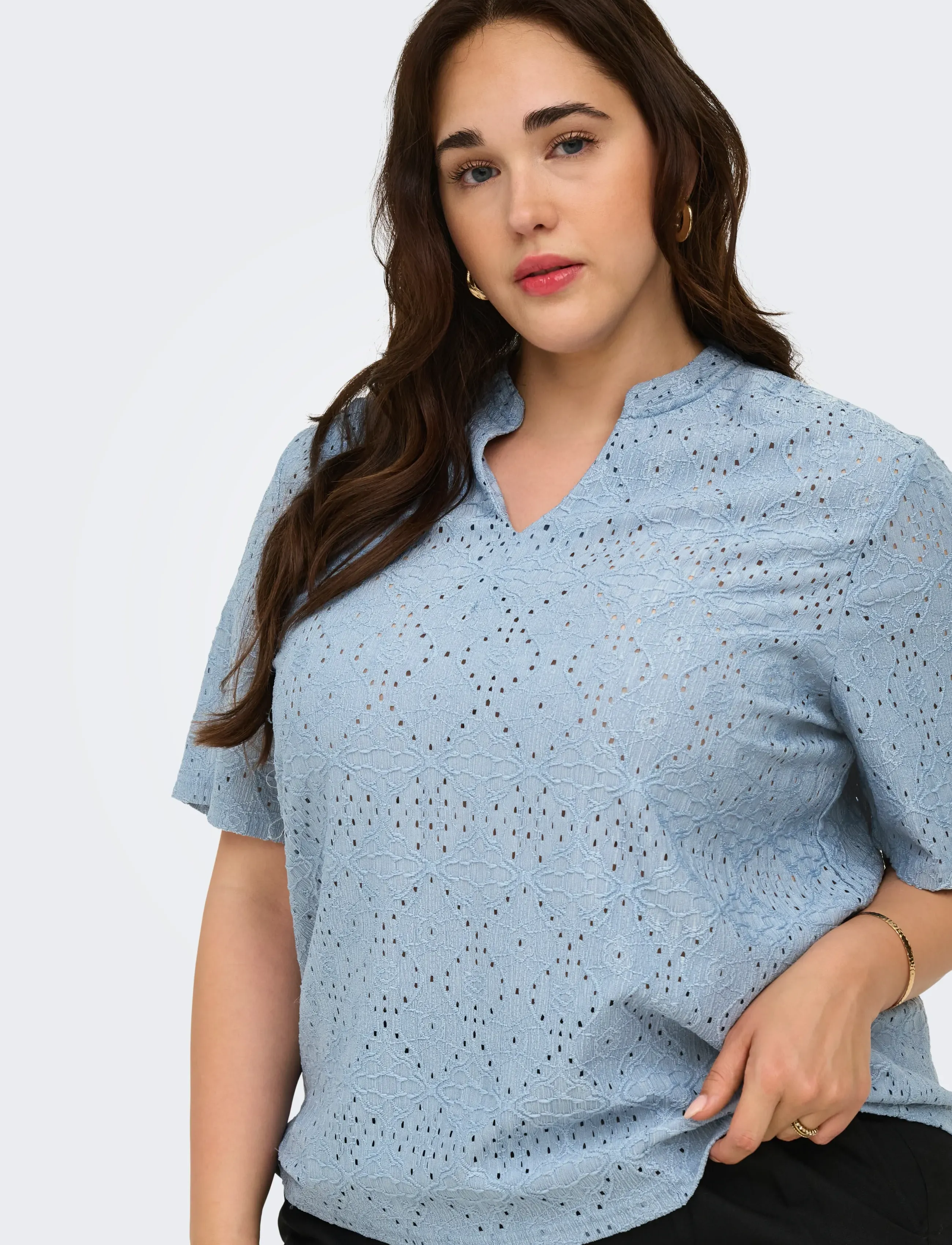 ONLY Carmakoma Carhellen S/S V-Neck Blouse Jrs blusar dam – bild 6