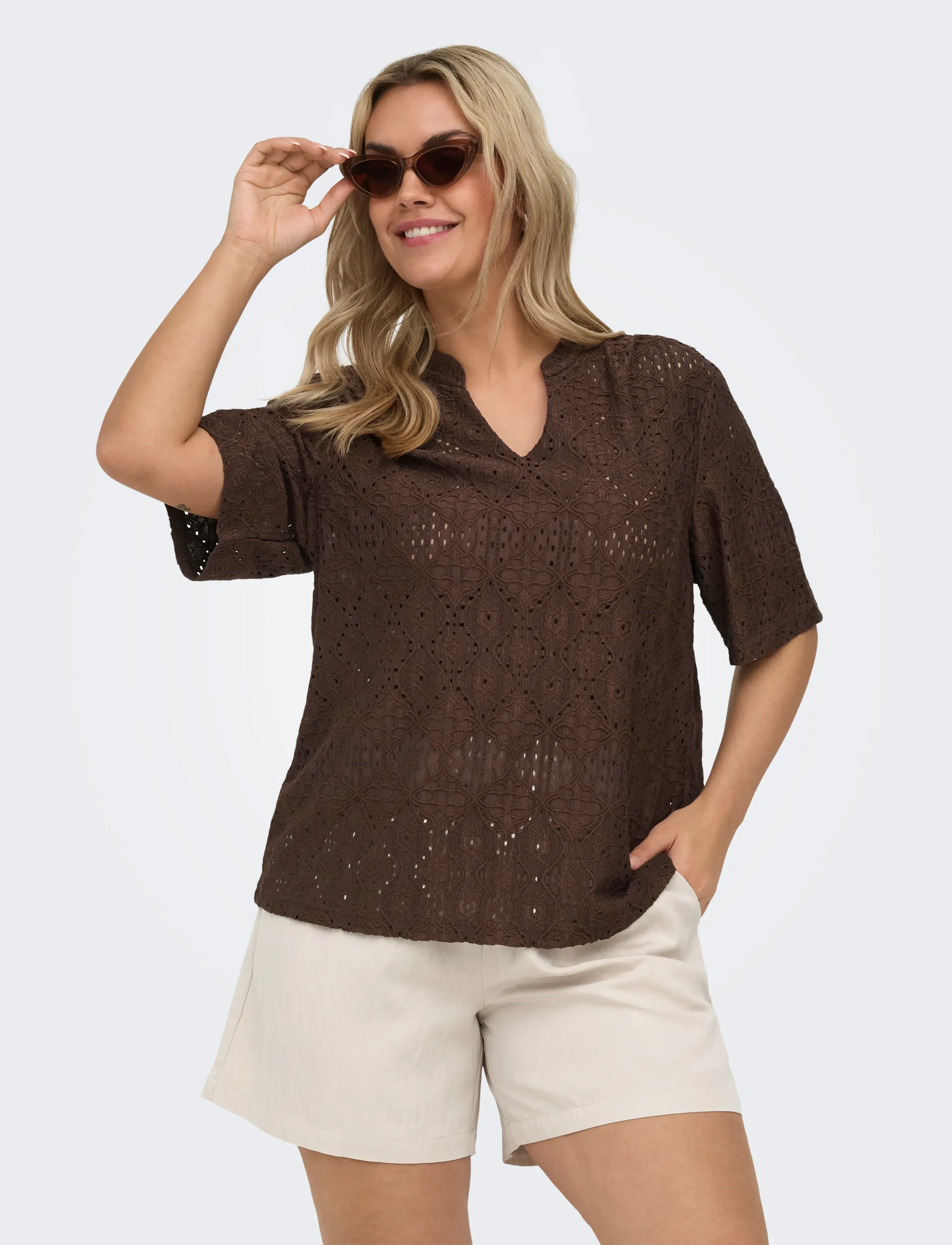ONLY Carmakoma CARHELLEN S/S V-NECK BLOUSE JRS - Kortermede bluser - SHOPPING BAG / brown